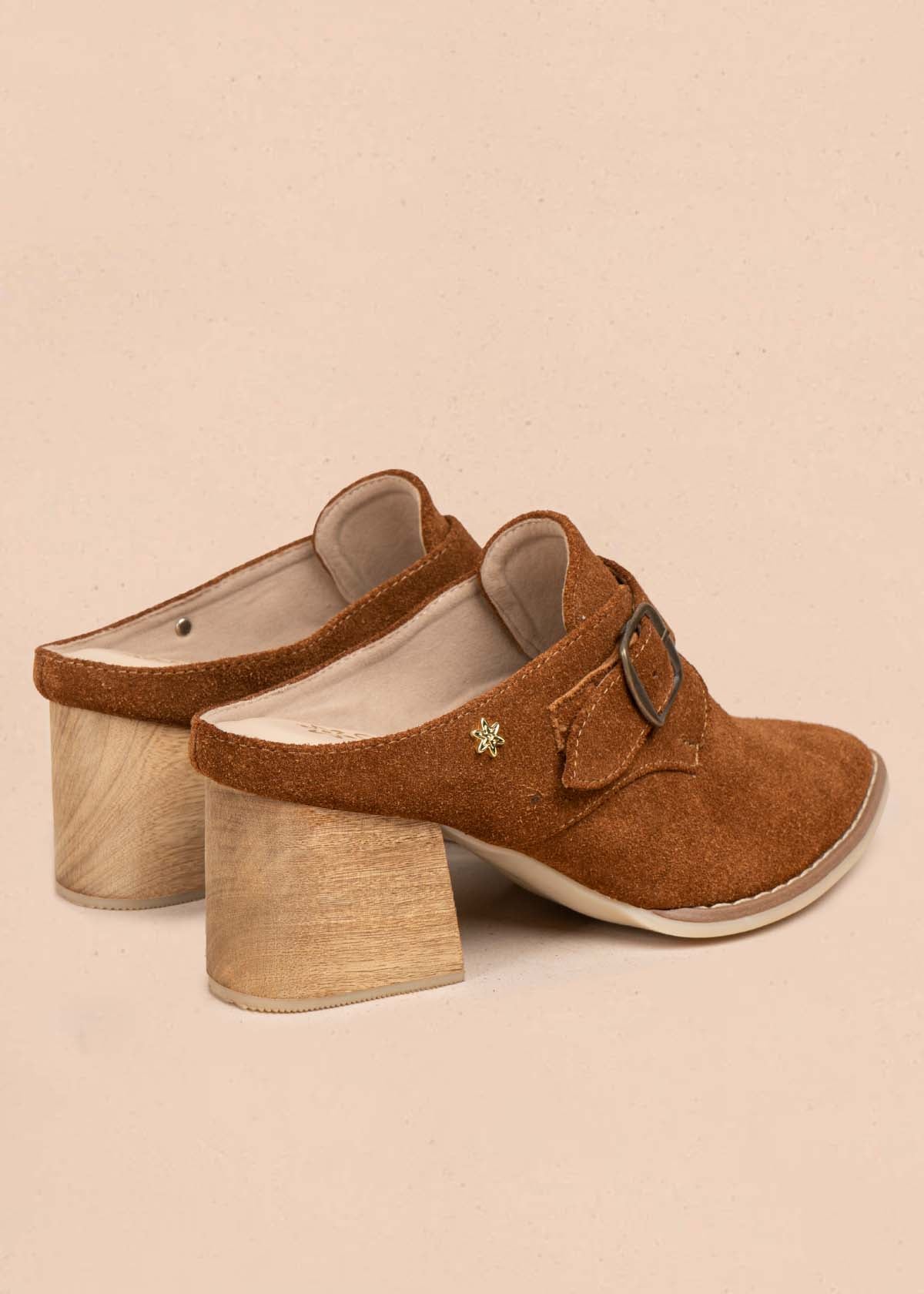 Zuecos en cuero color canela con correa 105780
