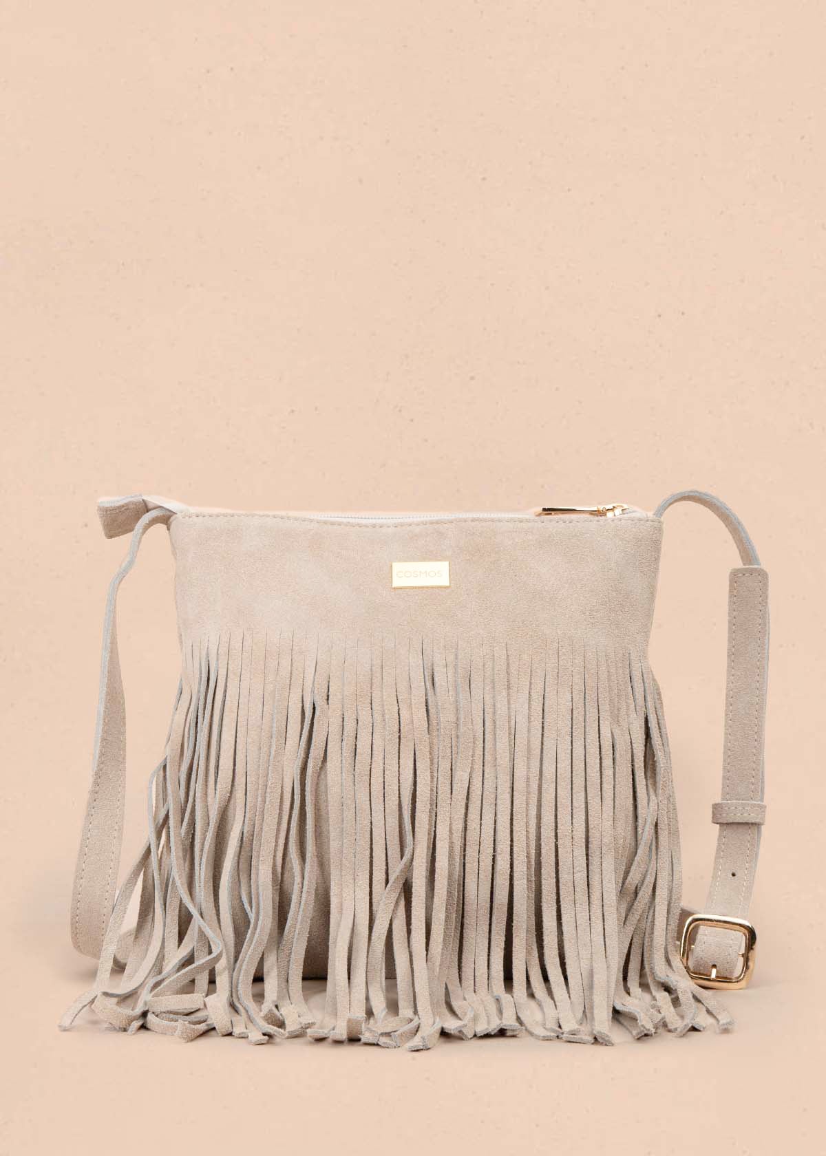 Bolso manos libres en cuero color arena con flecos 105781