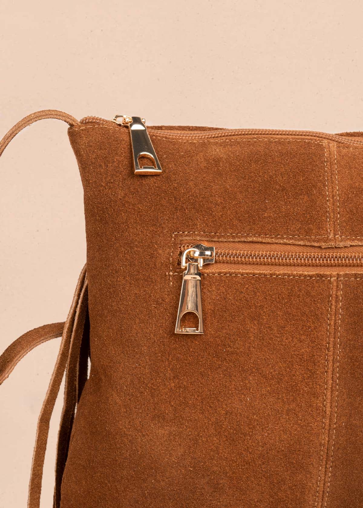 Bolso manos libres en cuero color canela con flecos 105781