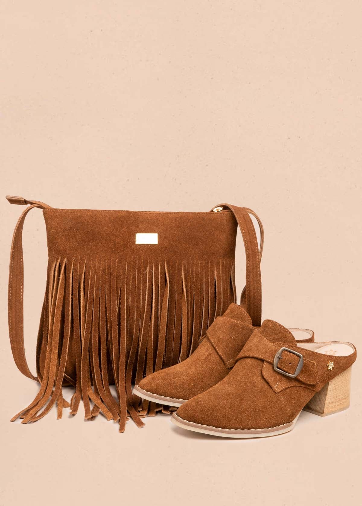 Bolso manos libres en cuero color canela con flecos 105781