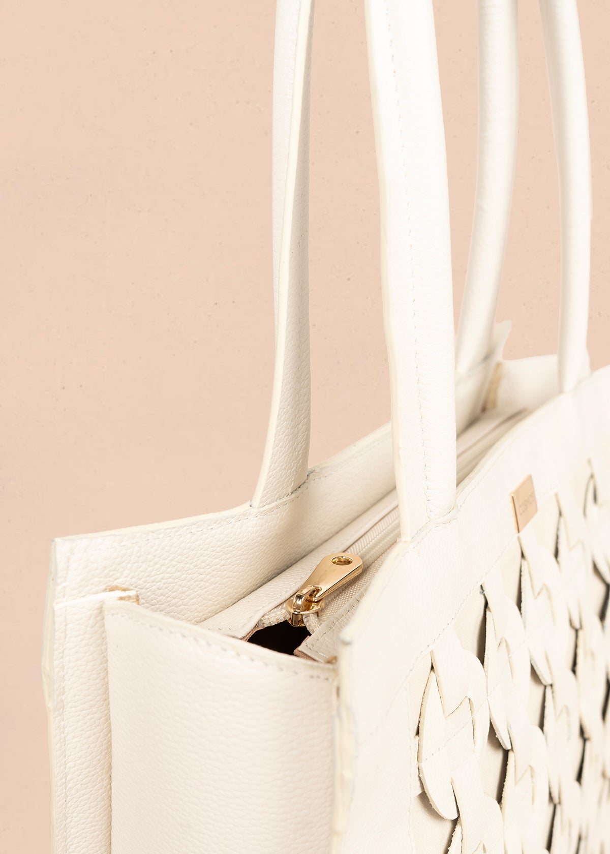 Bolso tipo shopping en cuero color talco con grabado trenzado 105783