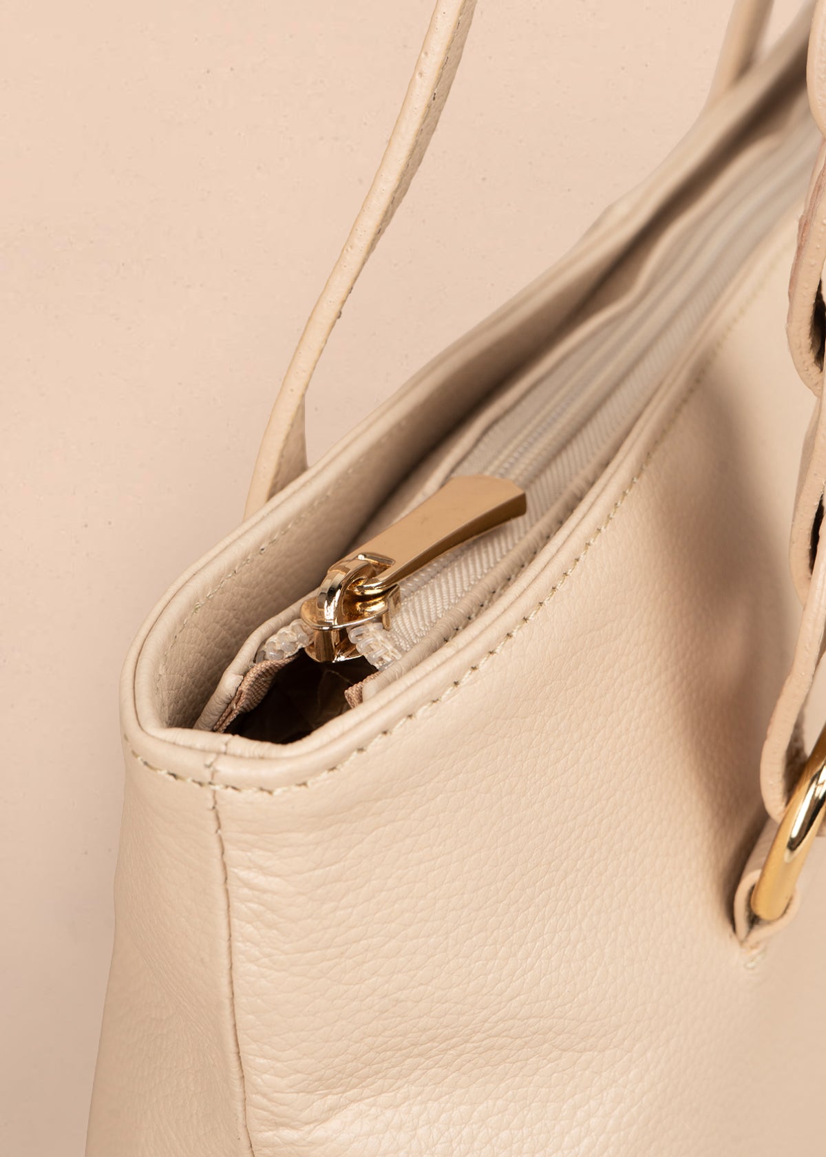 Bolso tipo cartera en cuero color beige con asas en eslabón 105784