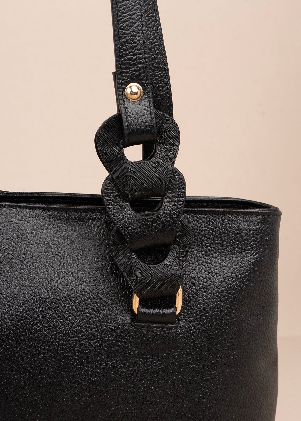 Bolso tipo cartera en cuero color negro con asas en eslabón 105784