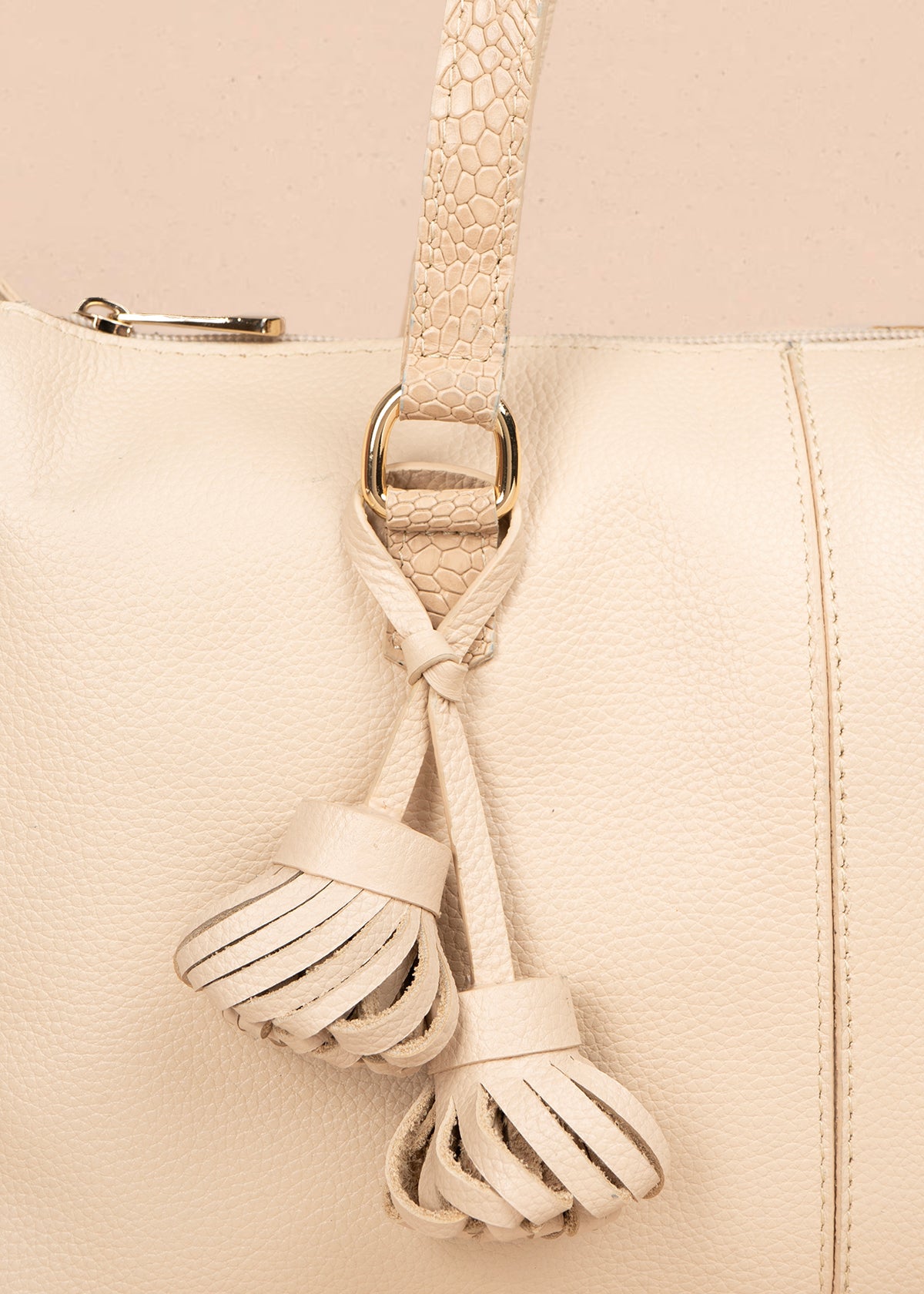 Bolso tipo shopping en cuero color beige con asas textura croco 105785