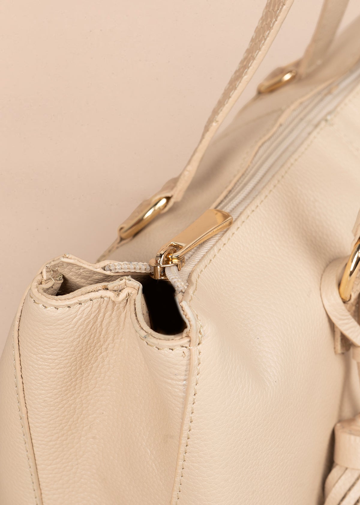 Bolso tipo shopping en cuero color beige con asas textura croco 105785