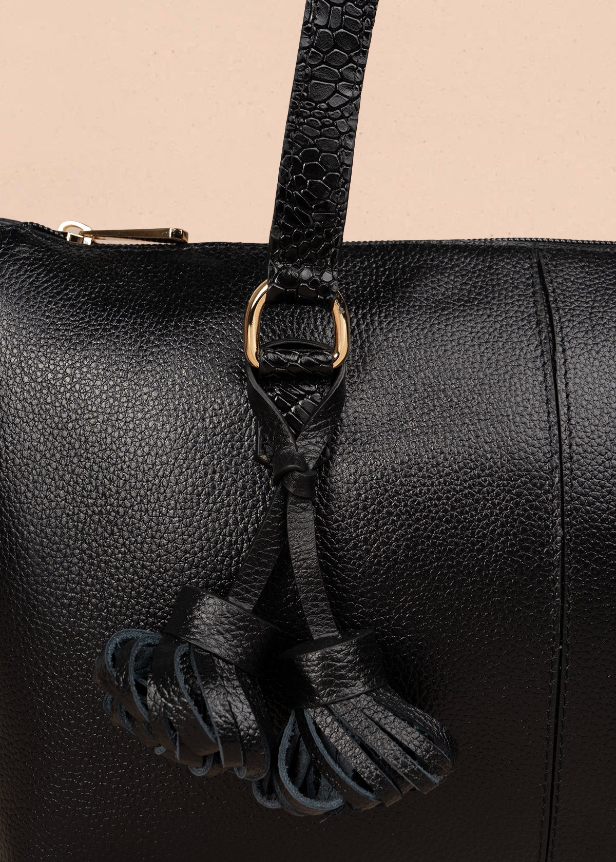 Bolso tipo shopping en cuero color negro con asas textura croco 105785