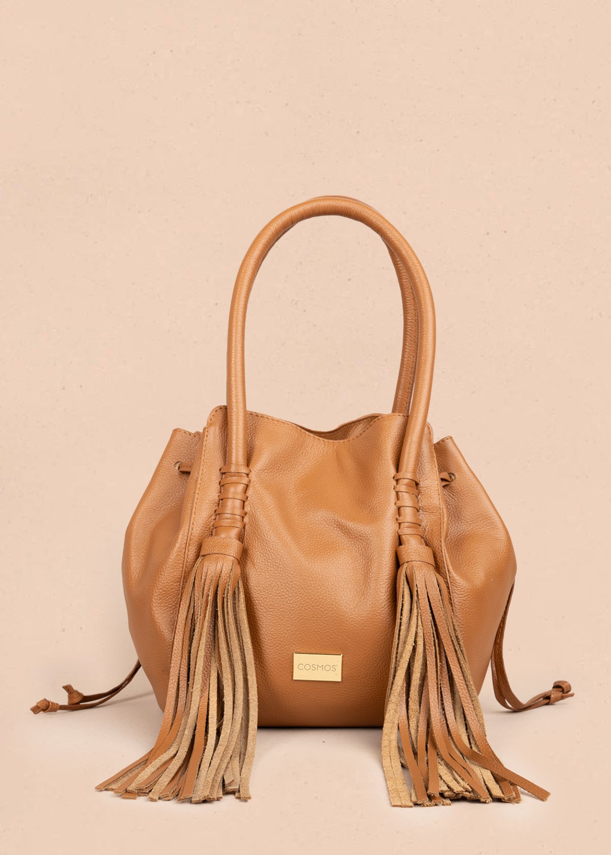 Bolso tipo cartera en cuero color miel con flecos 105787