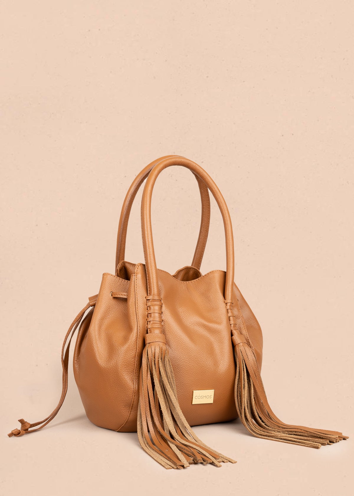 Bolso tipo cartera en cuero color miel con flecos 105787