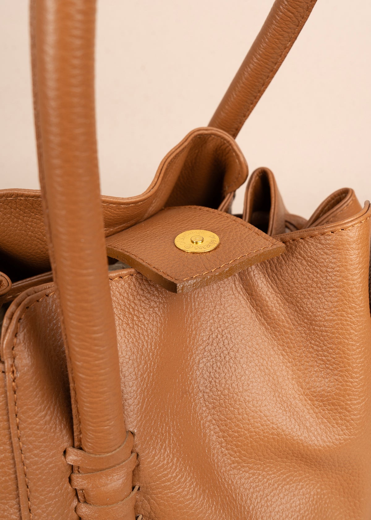 Bolso tipo cartera en cuero color miel con flecos 105787