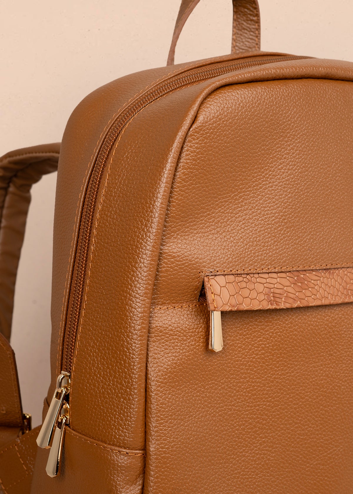 Morral en cuero color miel con cierre frontal y detalle en textura croco 105789