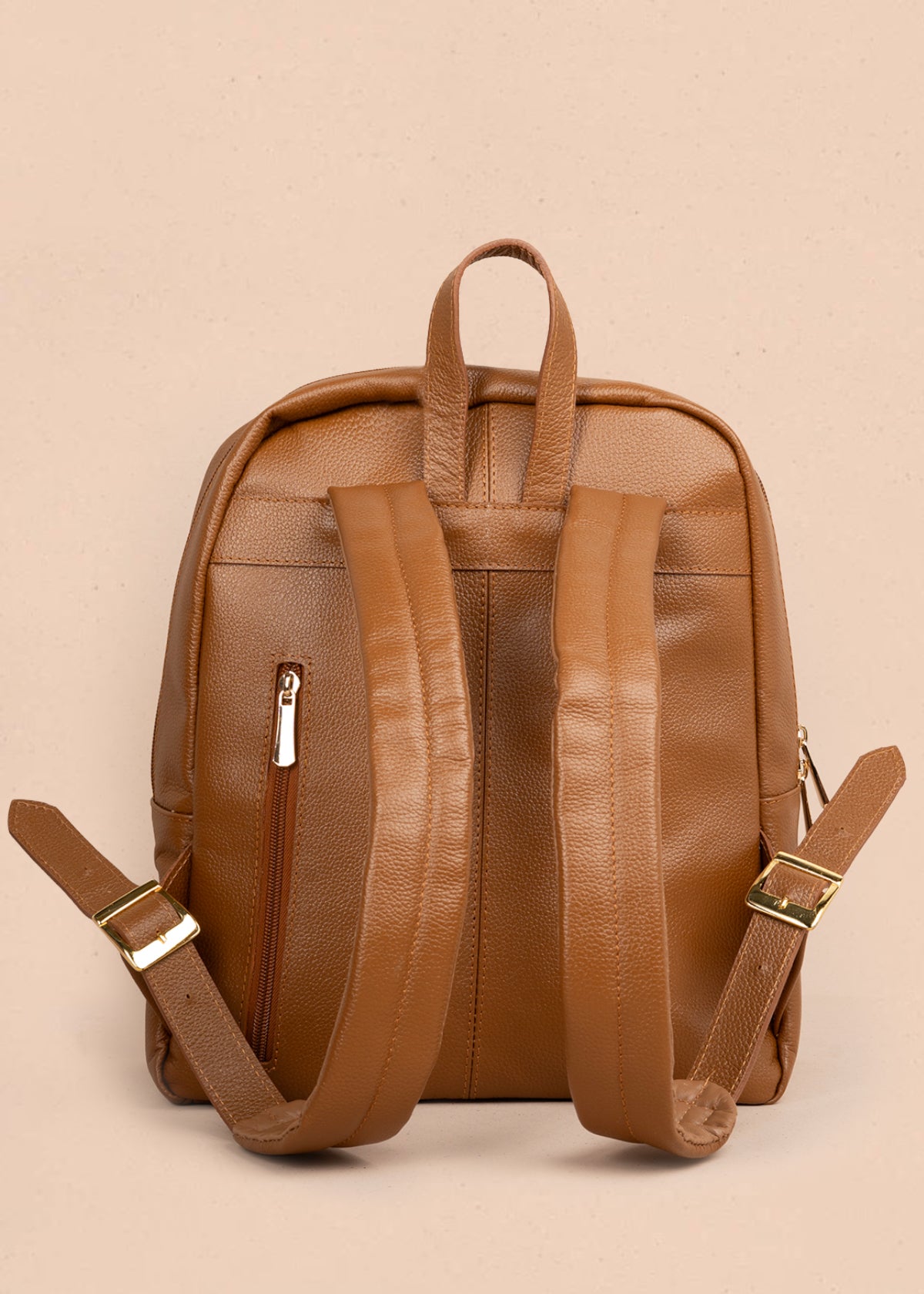 Morral en cuero color miel con cierre frontal y detalle en textura croco 105789