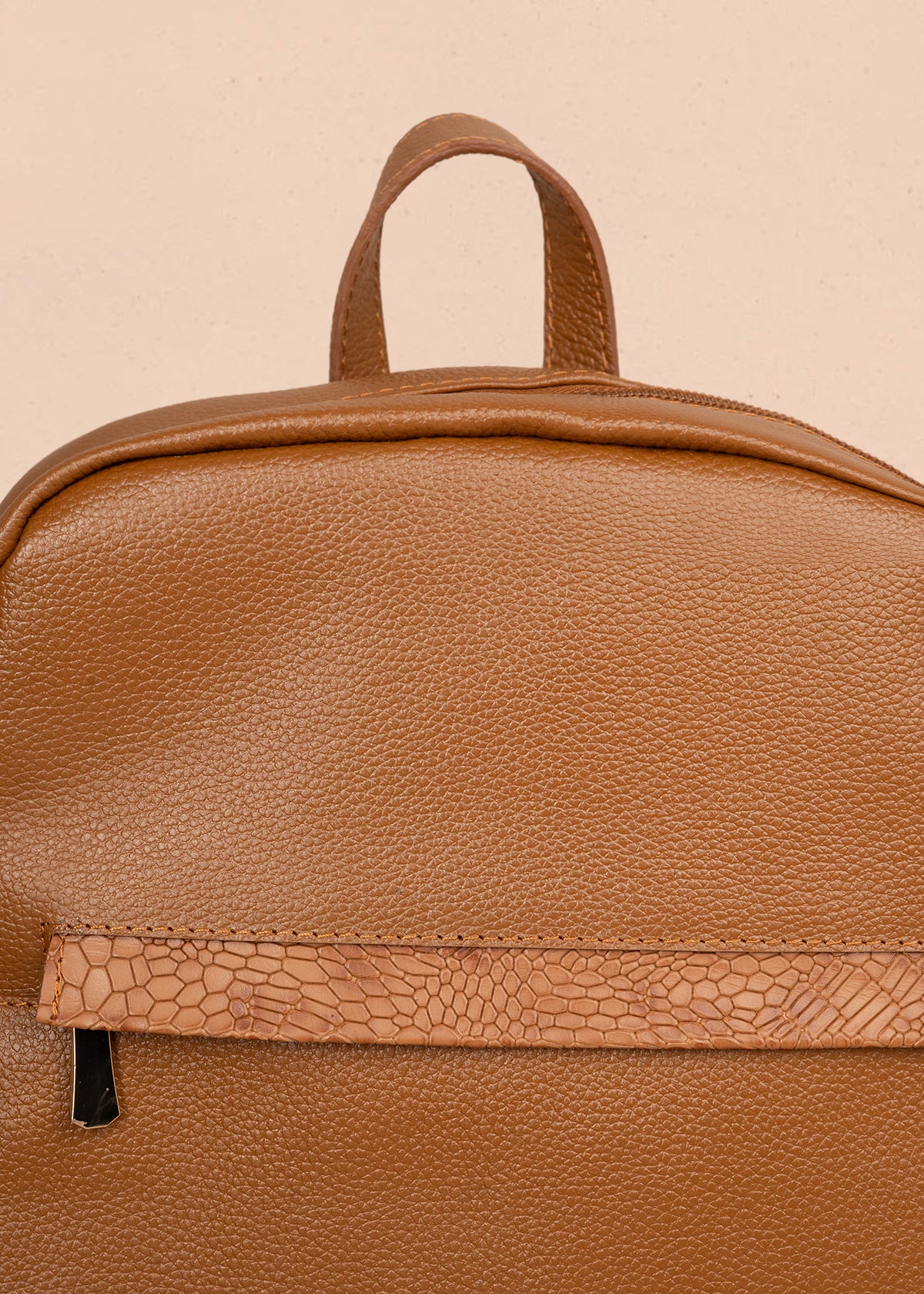 Morral en cuero color miel con cierre frontal y detalle en textura croco 105789