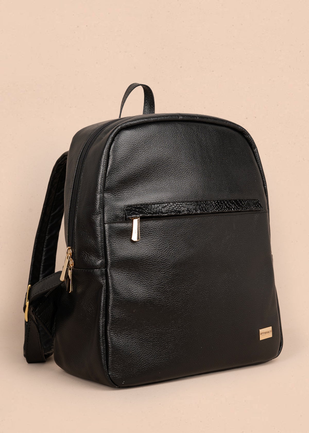 Morral en cuero color negro con cierre frontal y detalle en textura croco 105789