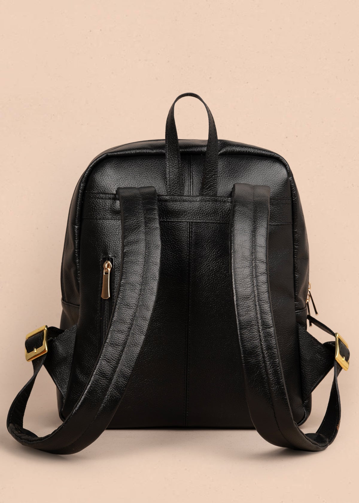 Morral en cuero color negro con cierre frontal y detalle en textura croco 105789