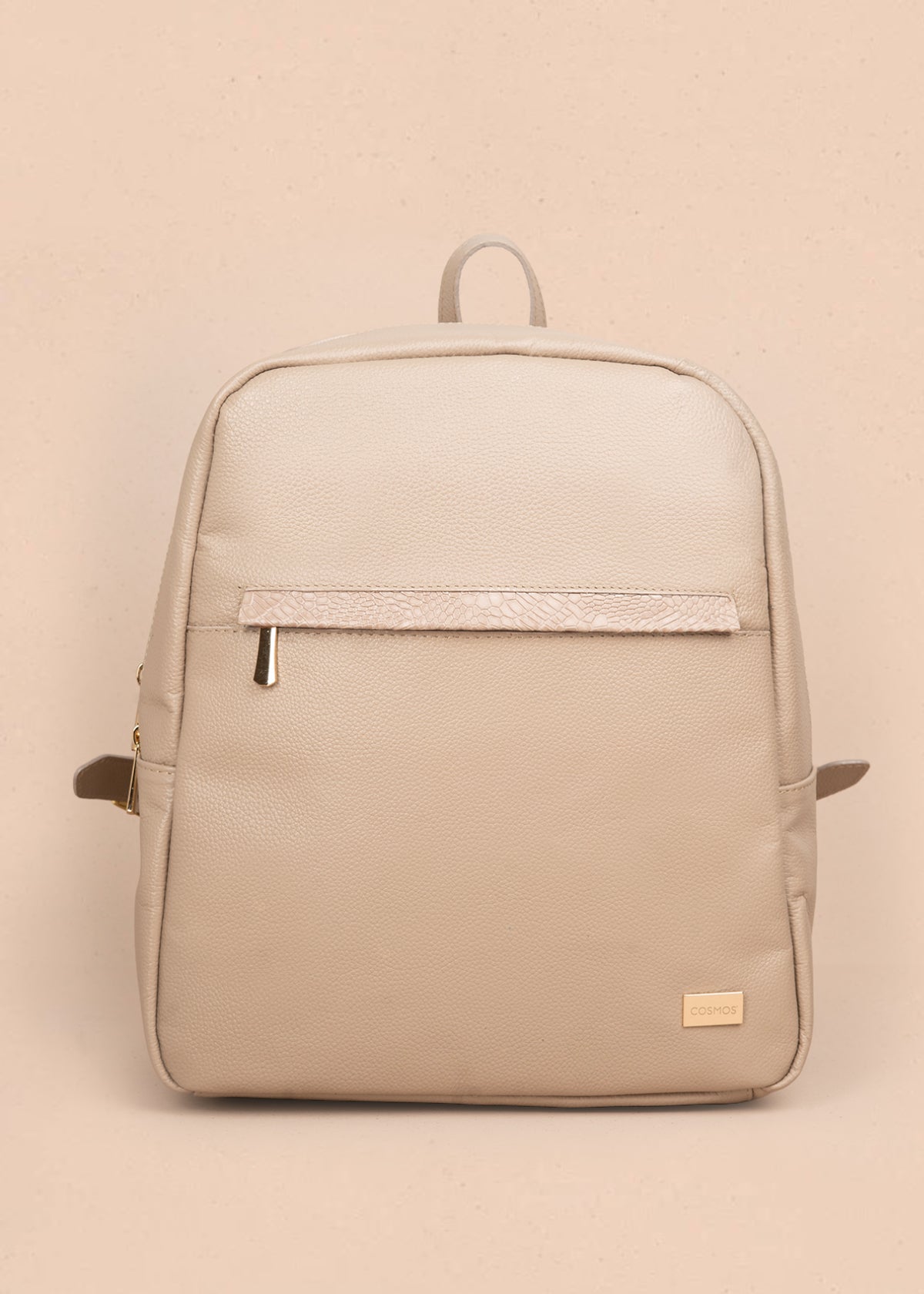 Morral en cuero color taupe con cierre frontal y detalle en textura croco 105789