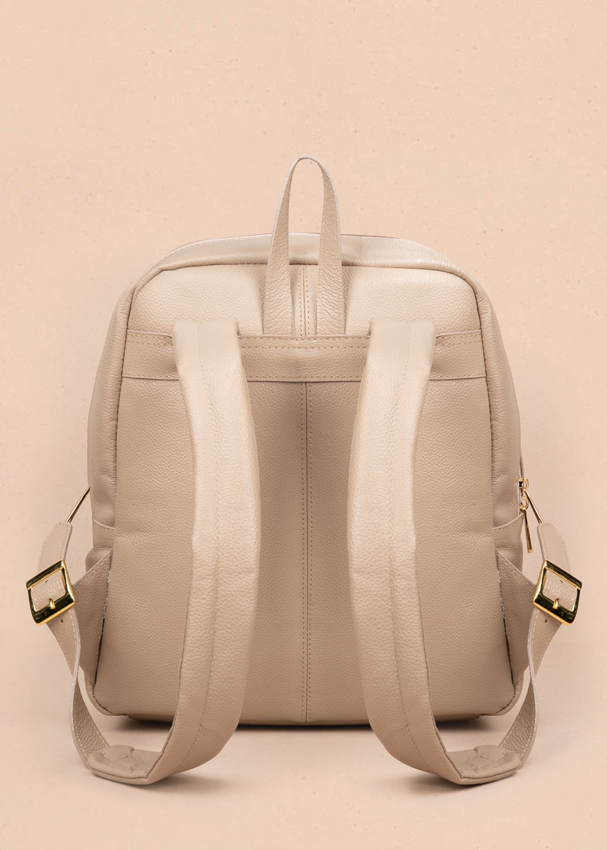 Morral en cuero color taupe con cierre frontal y detalle en textura croco 105789