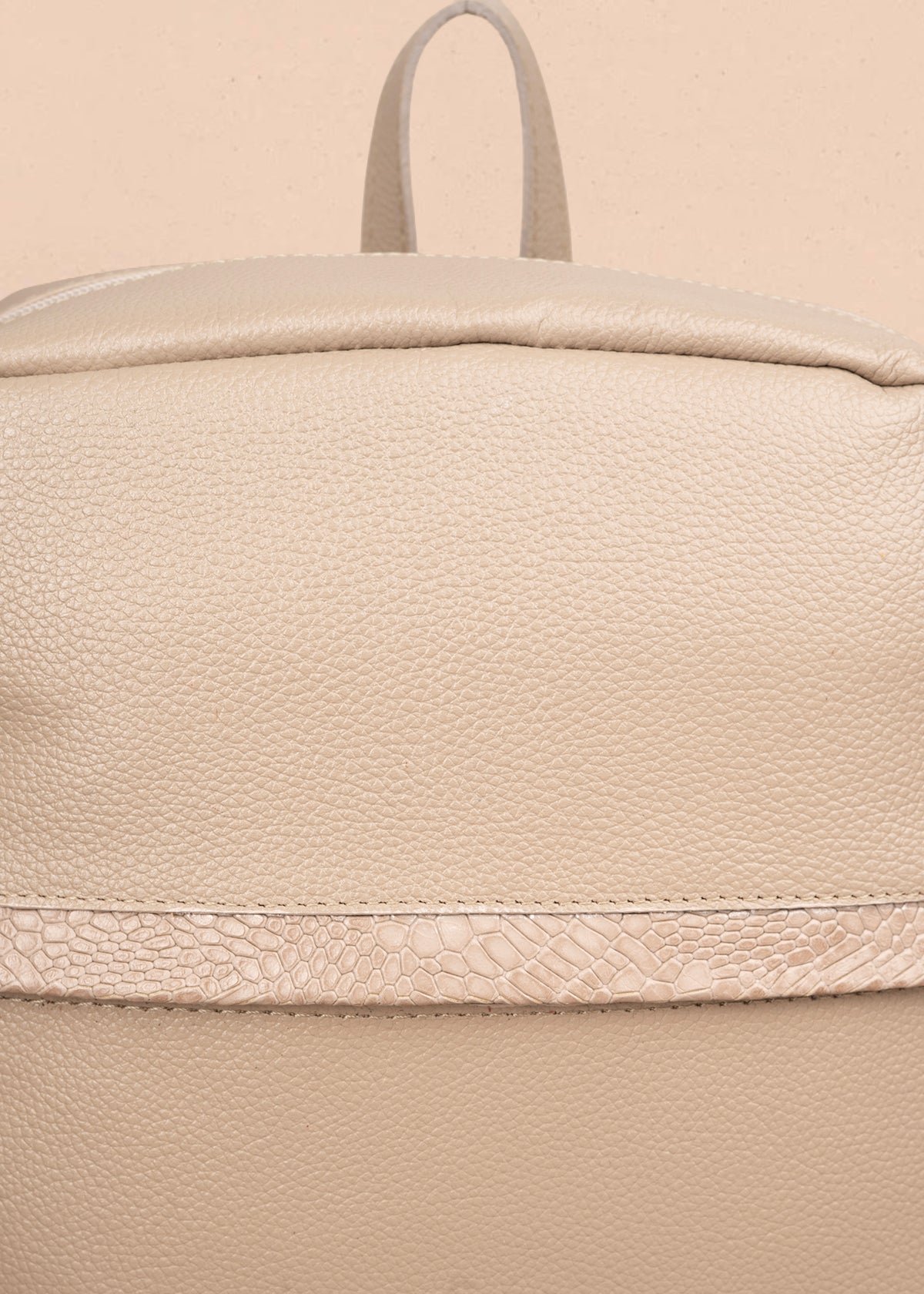 Morral en cuero color taupe con cierre frontal y detalle en textura croco 105789