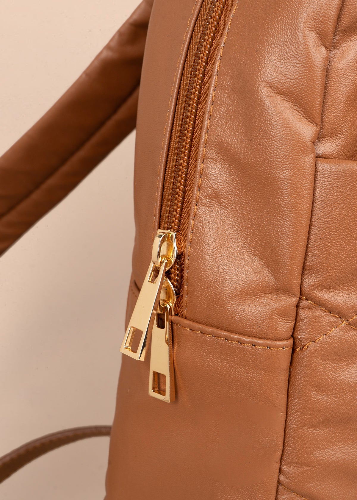 Morral en cuero color miel con costuras en rombos 105790