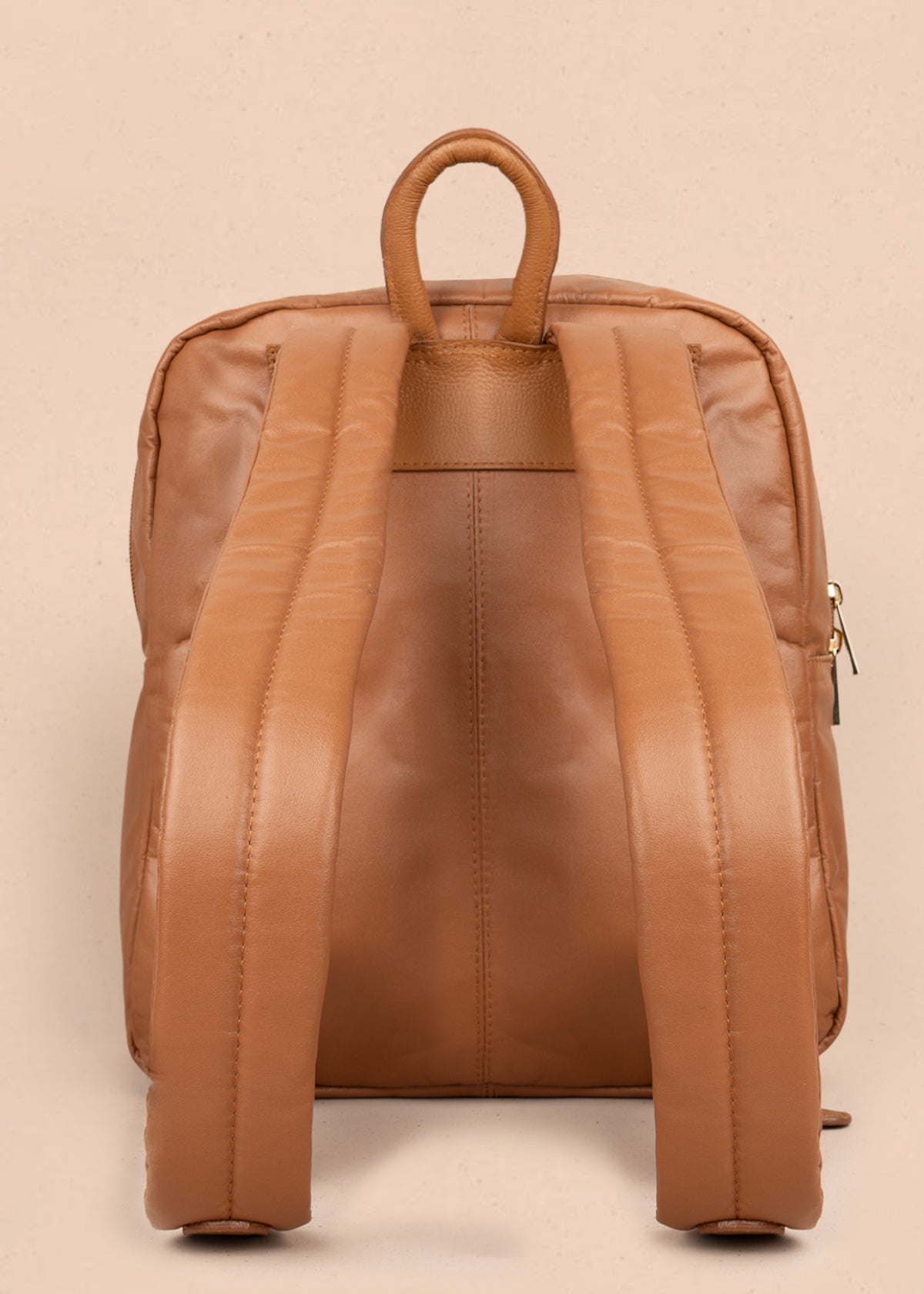 Morral en cuero color miel con costuras en rombos 105790