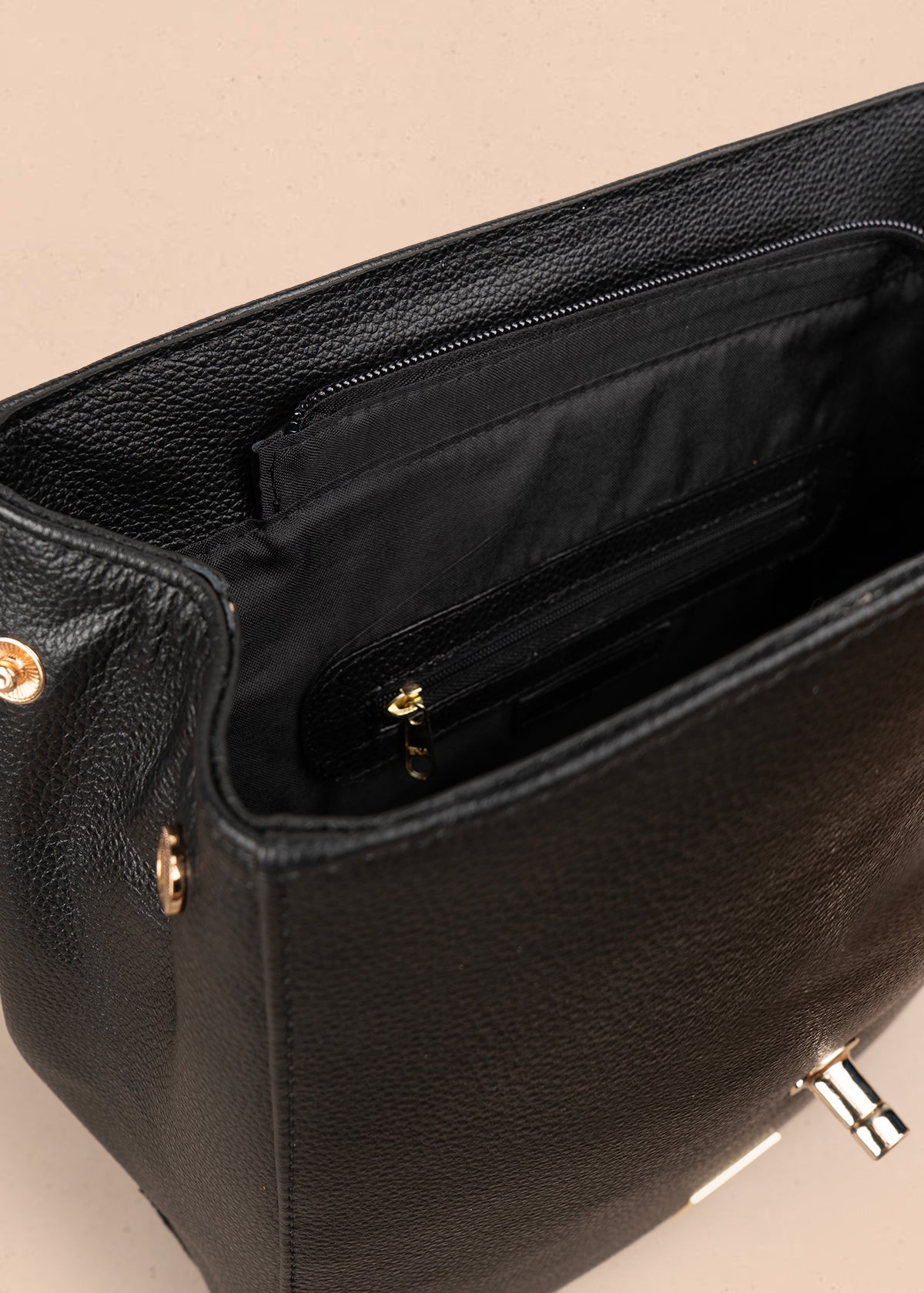 Morral en cuero color negro con textura 105791