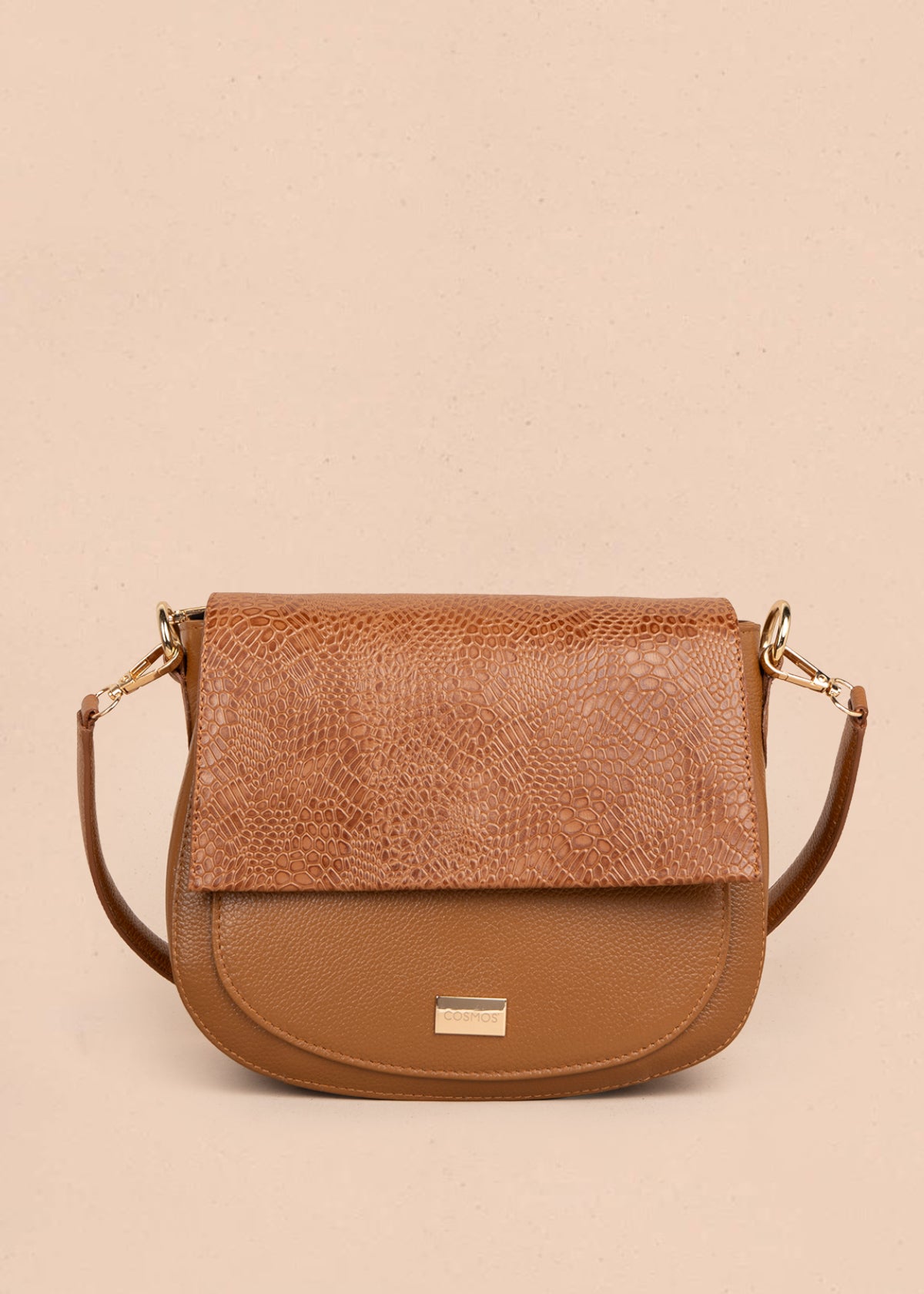 Bolso manos libres en cuero color miel con solapa textura croco 105792