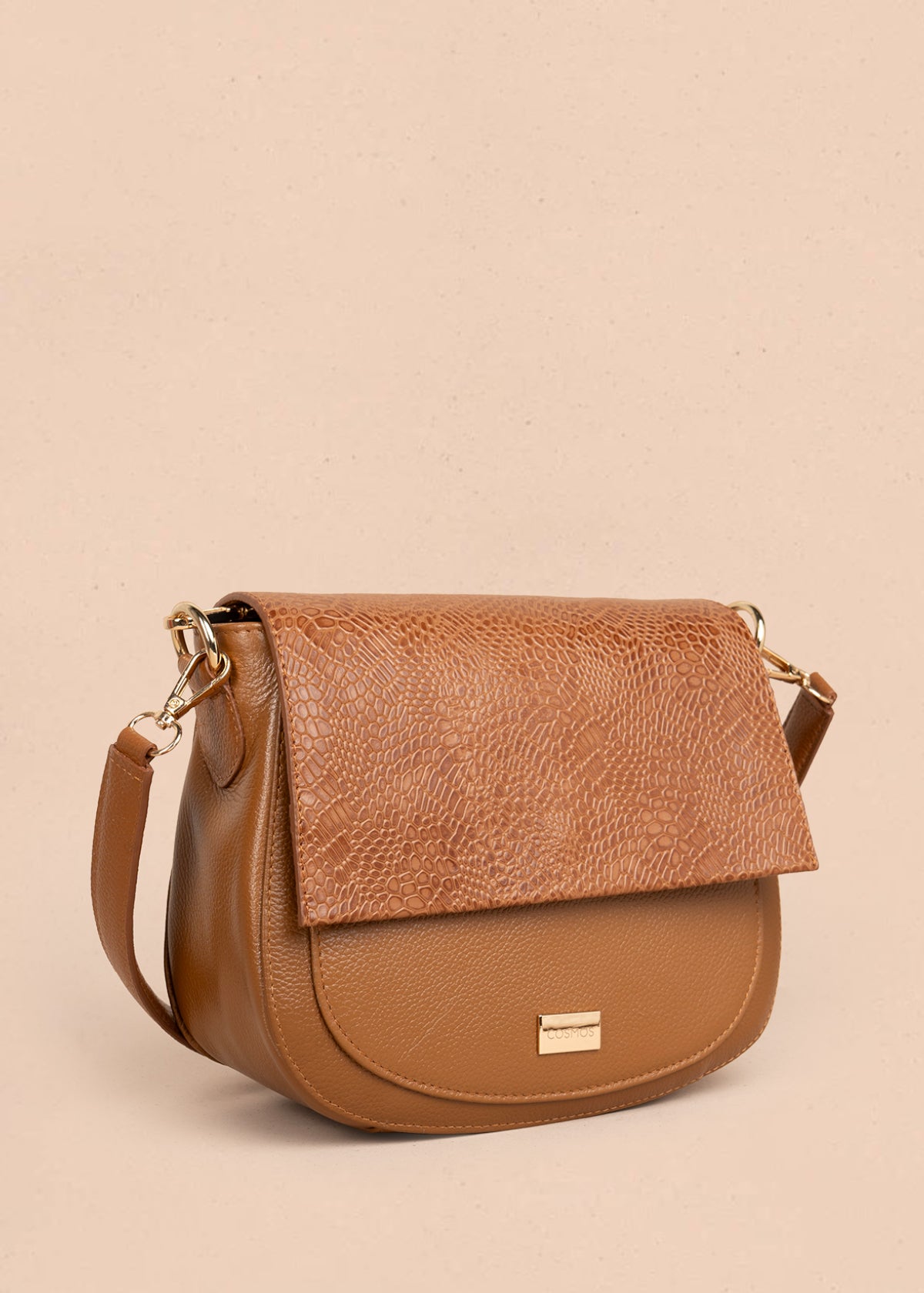 Bolso manos libres en cuero color miel con solapa textura croco 105792