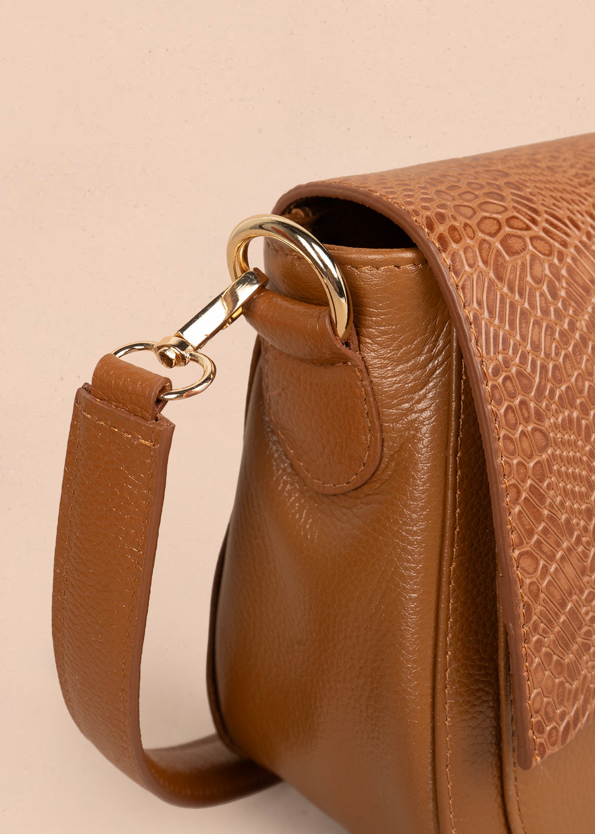 Bolso manos libres en cuero color miel con solapa textura croco 105792