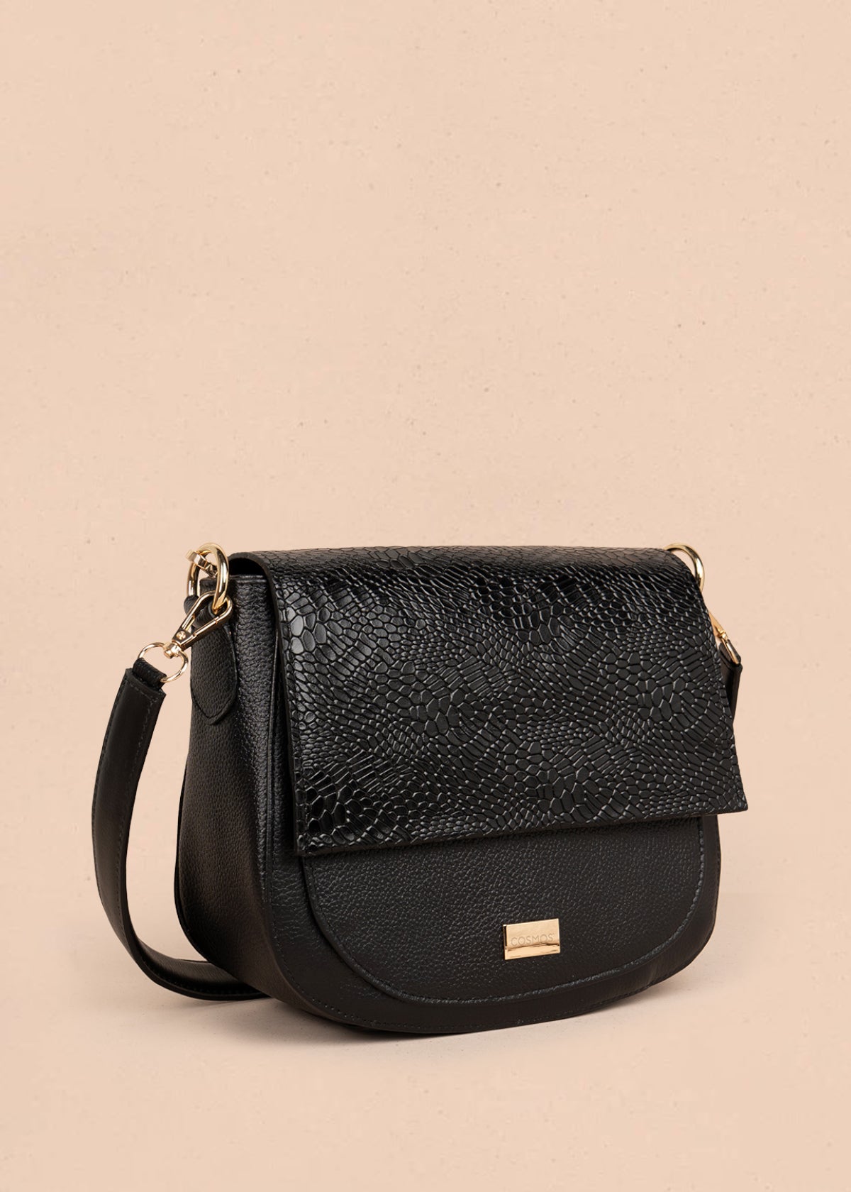 Bolso manos libres en cuero color negro con solapa textura croco 105792