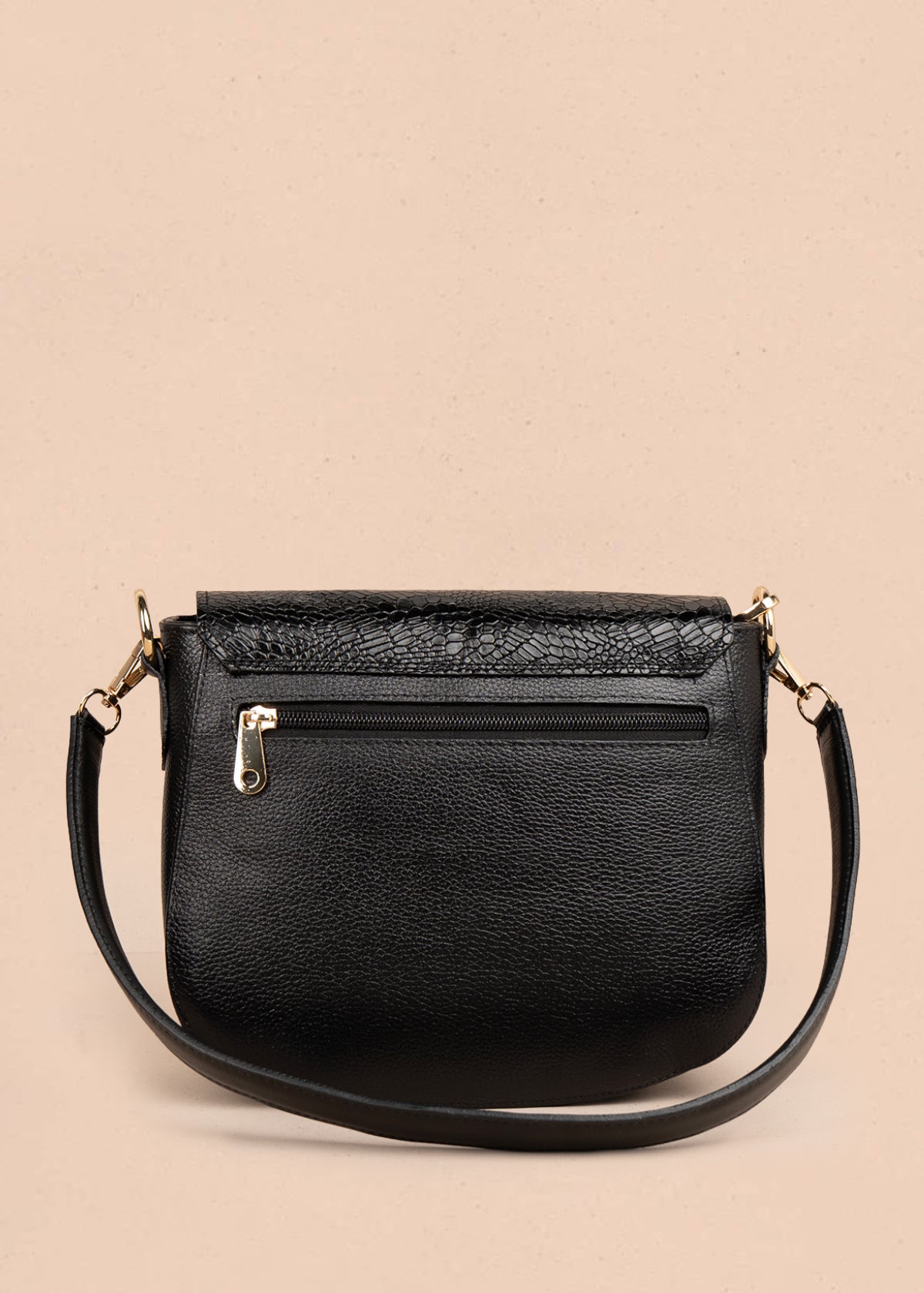 Bolso manos libres en cuero color negro con solapa textura croco 105792