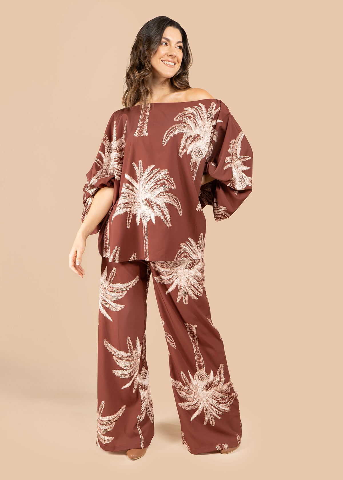 Blusa color café con estampado de palmeras 105795