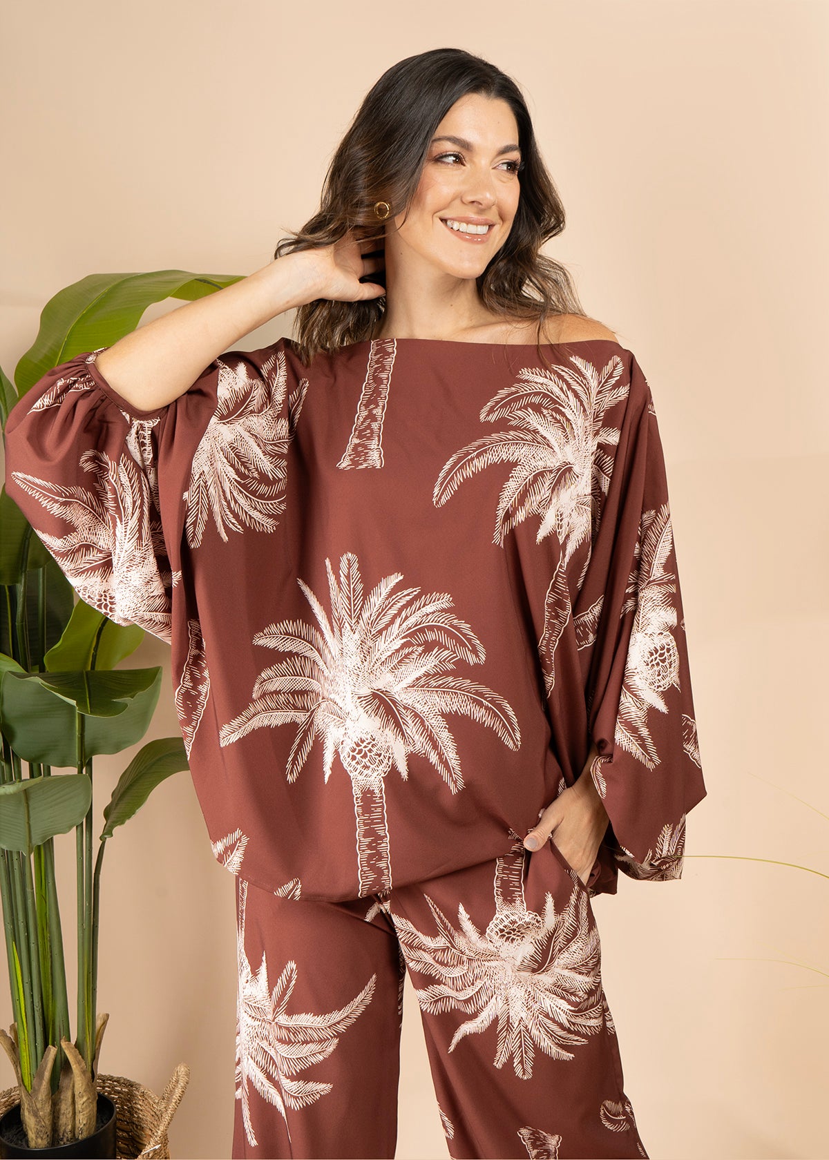 Blusa color café con estampado de palmeras 105795