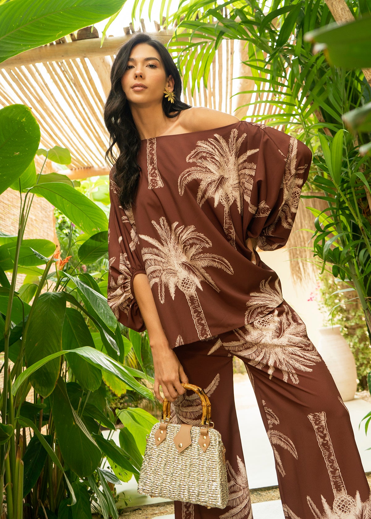 Blusa color café con estampado de palmeras 105795