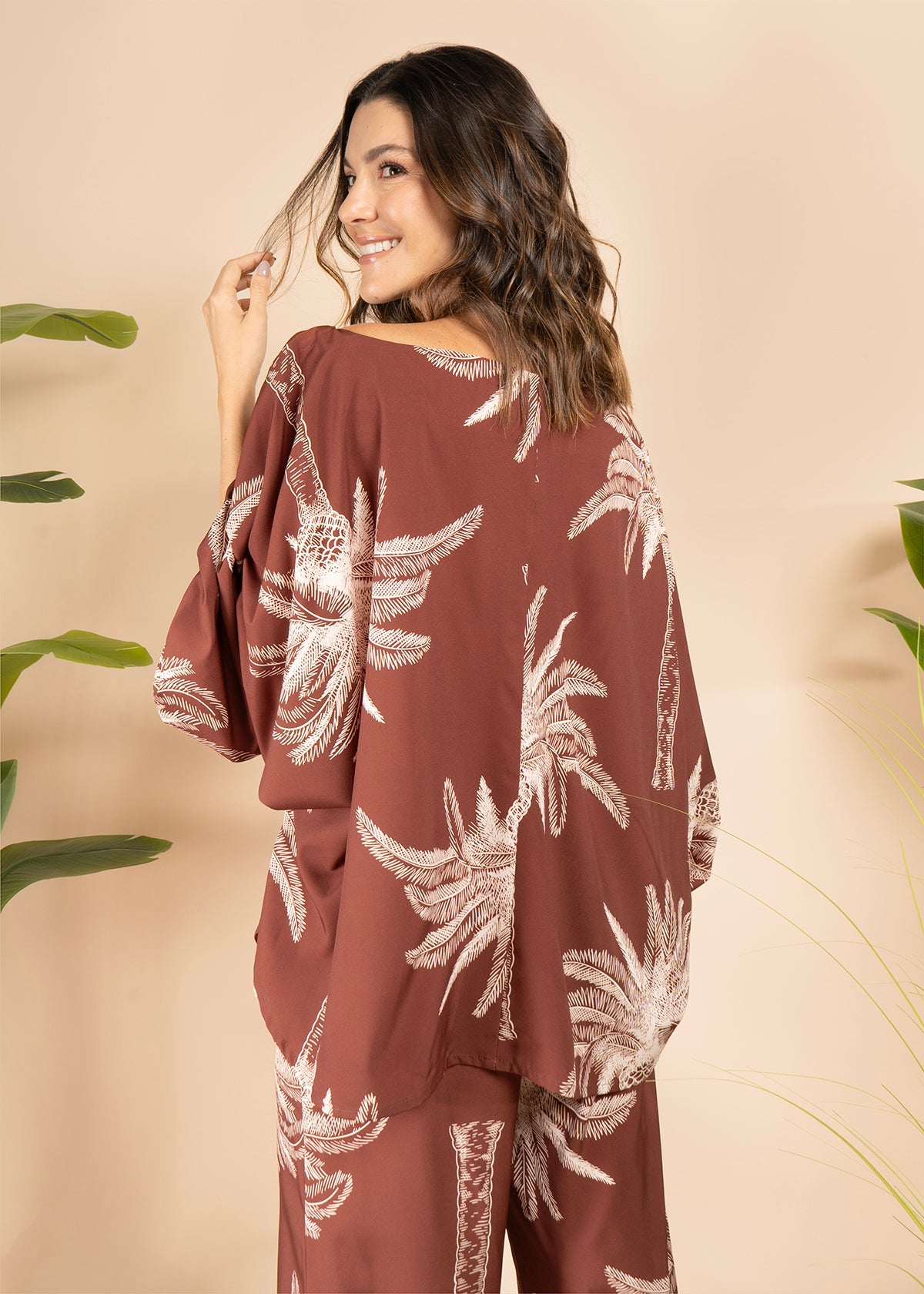 Blusa color café con estampado de palmeras 105795