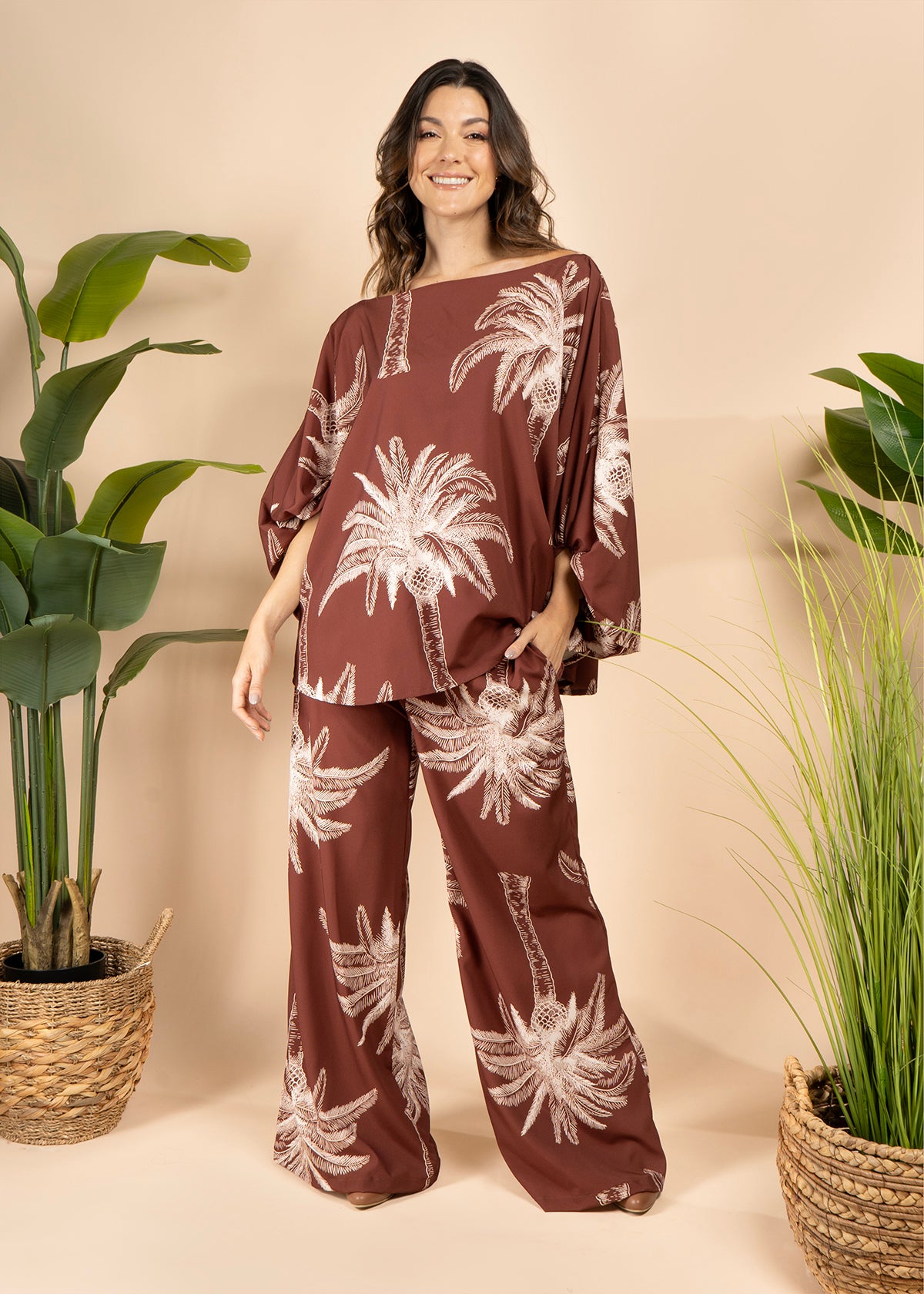 Blusa color café con estampado de palmeras 105795