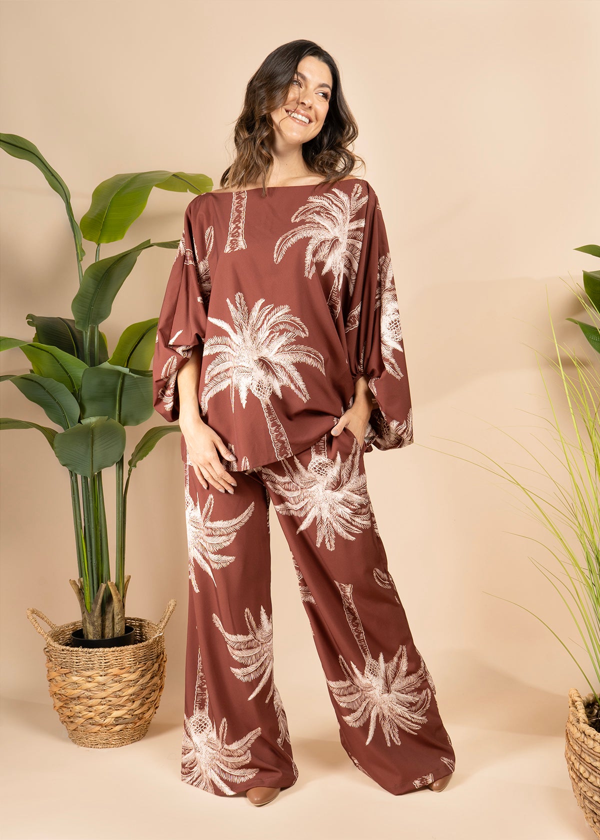 Blusa color café con estampado de palmeras 105795