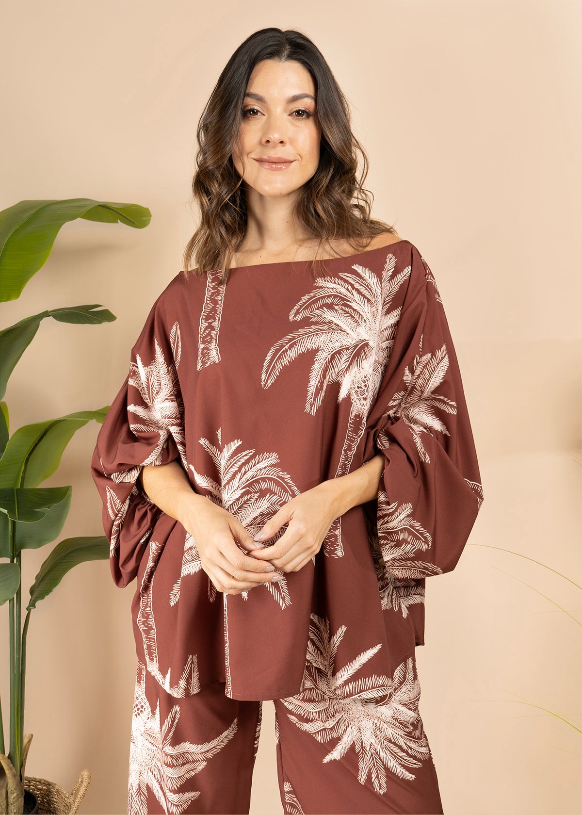 Blusa color café con estampado de palmeras 105795