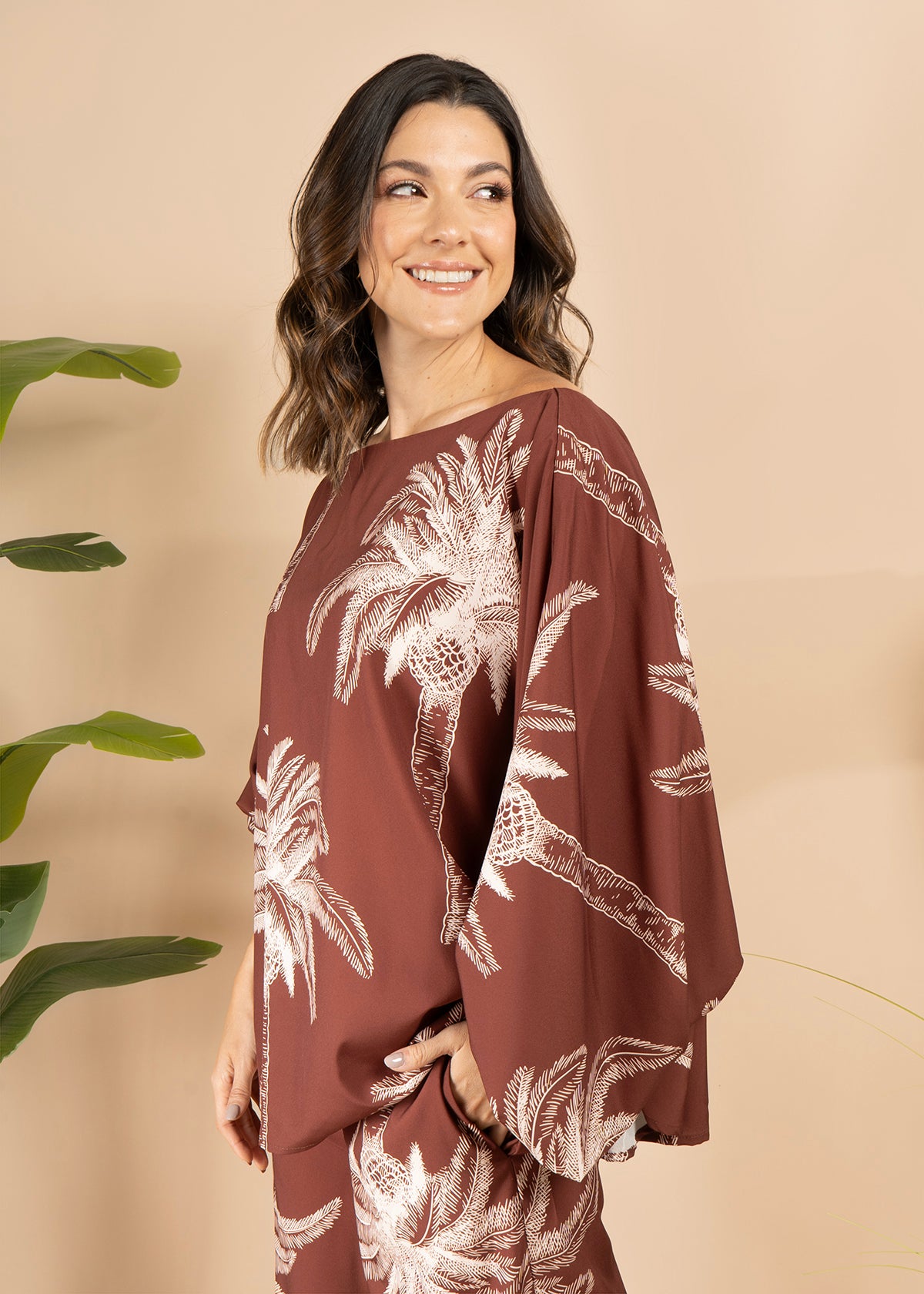 Blusa color café con estampado de palmeras 105795