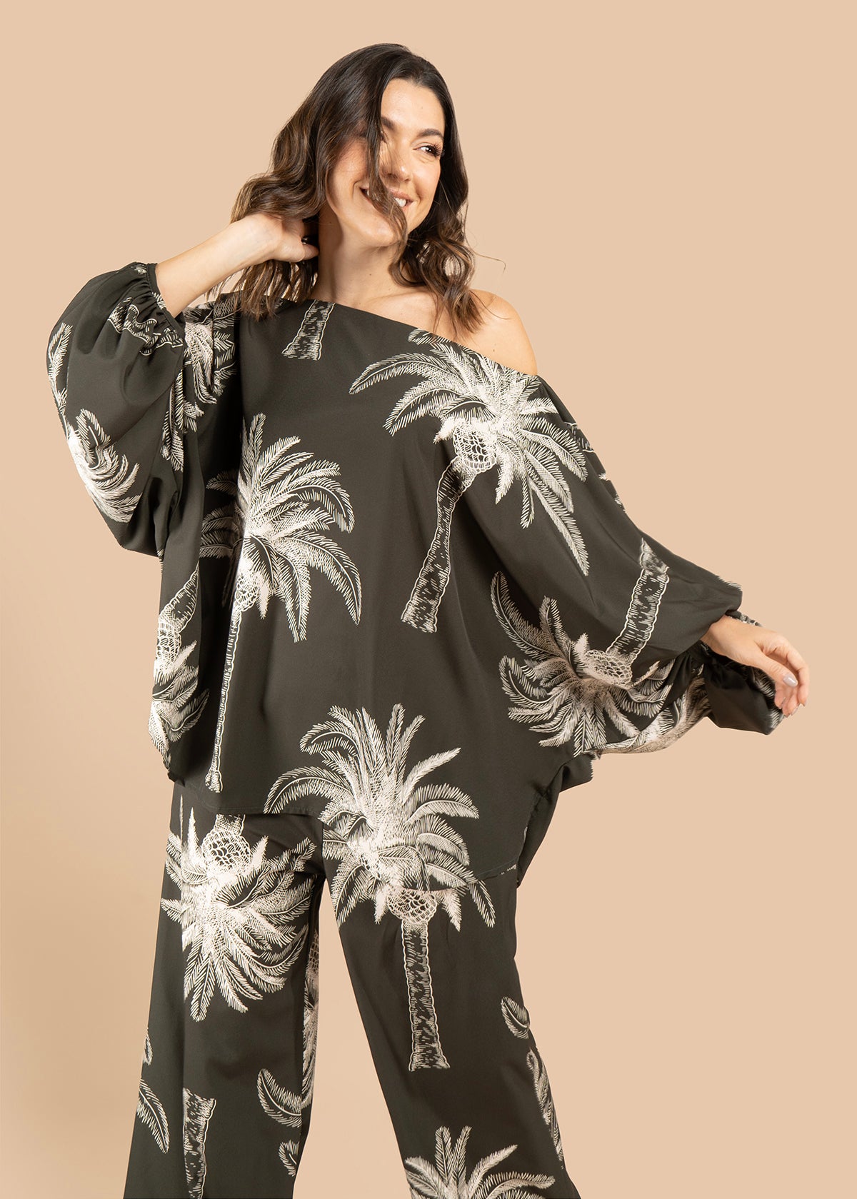 Blusa color verde con estampado de palmeras 105795