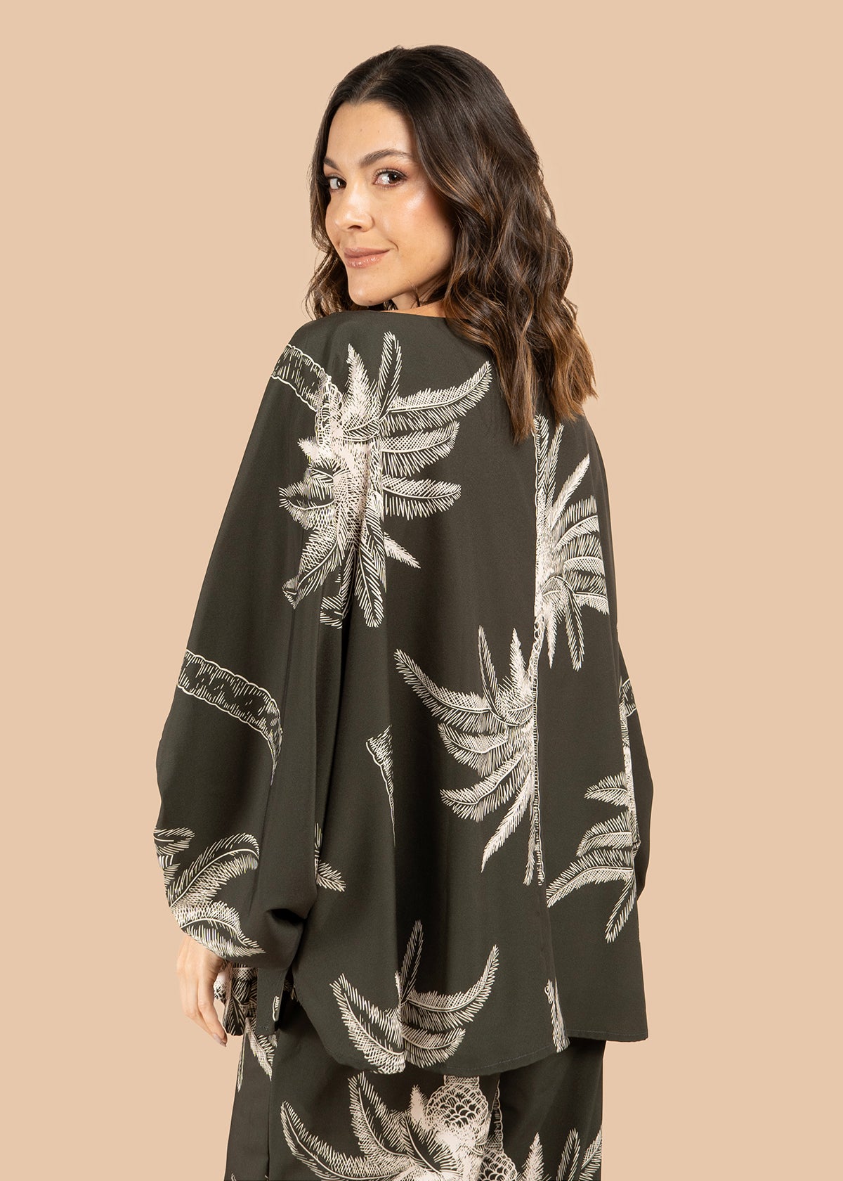 Blusa color verde con estampado de palmeras 105795