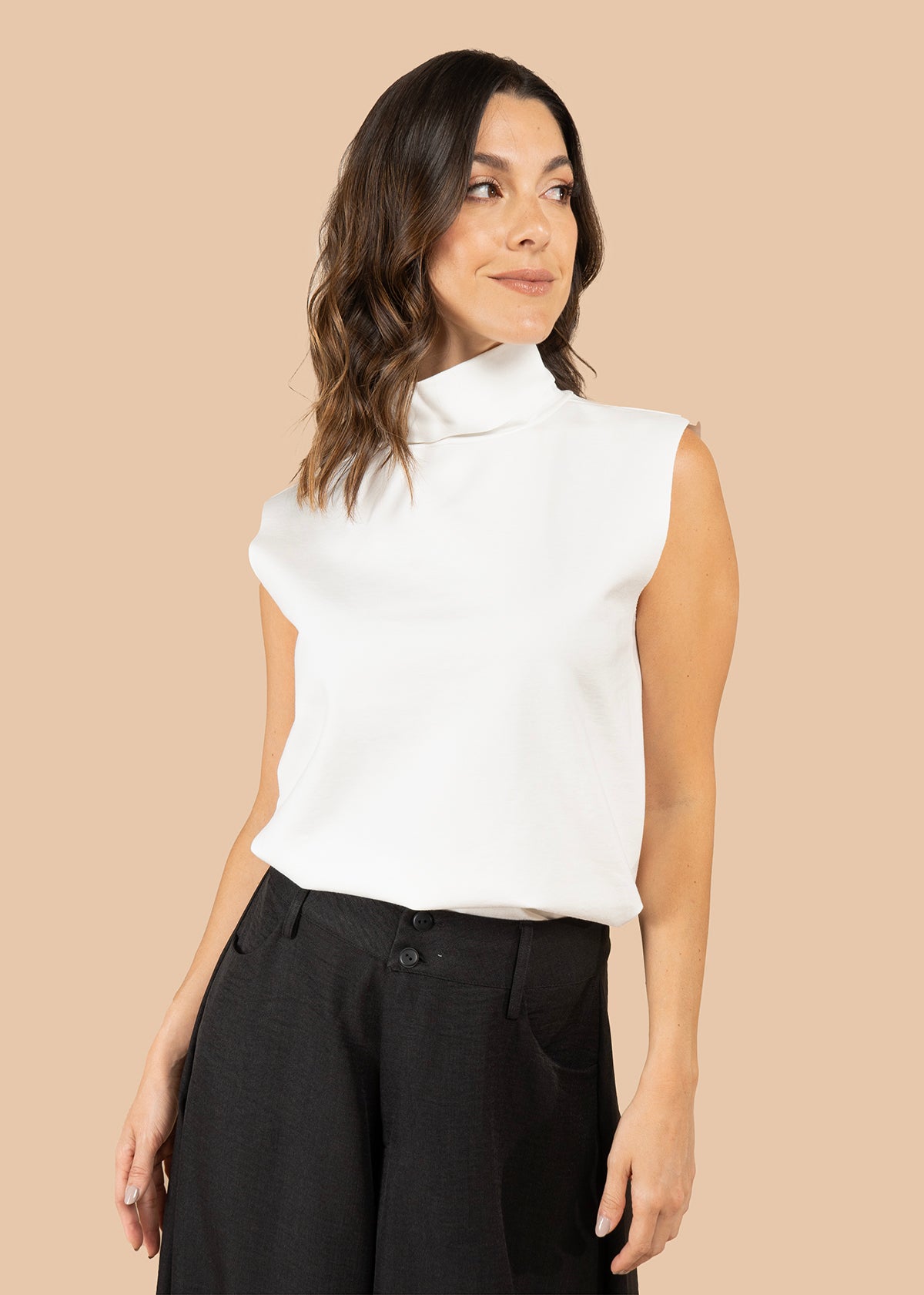 Camiseta color blanco sin mangas con cuello alto 105798