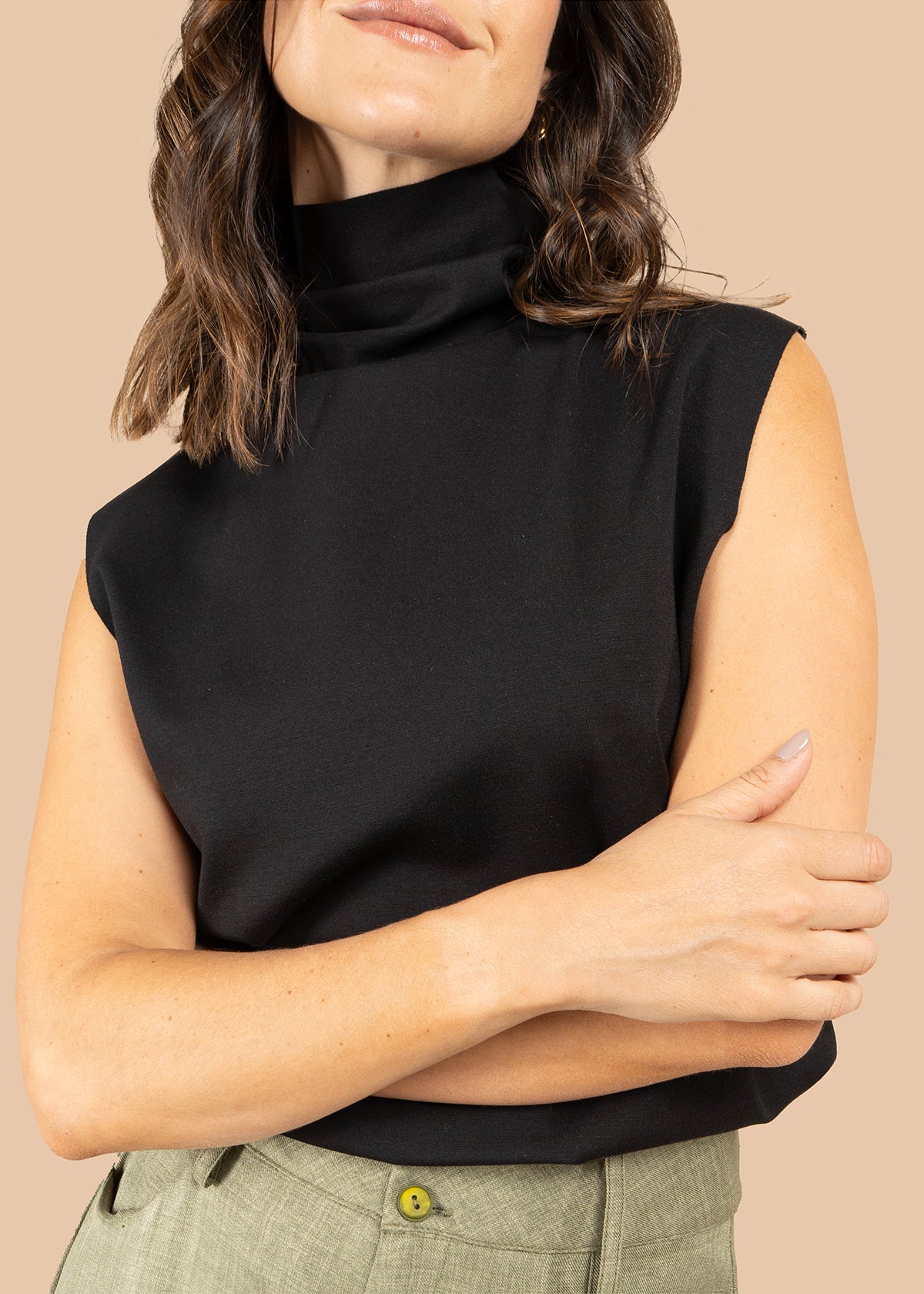 Camiseta color negro sin mangas con cuello alto 105798