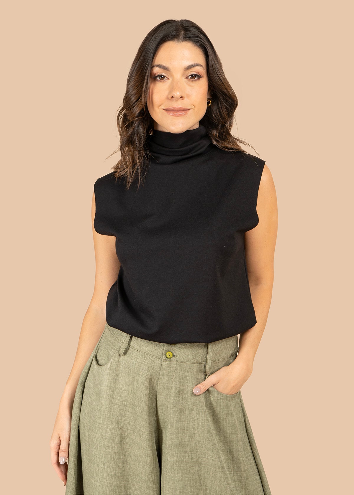 Camiseta color negro sin mangas con cuello alto 105798