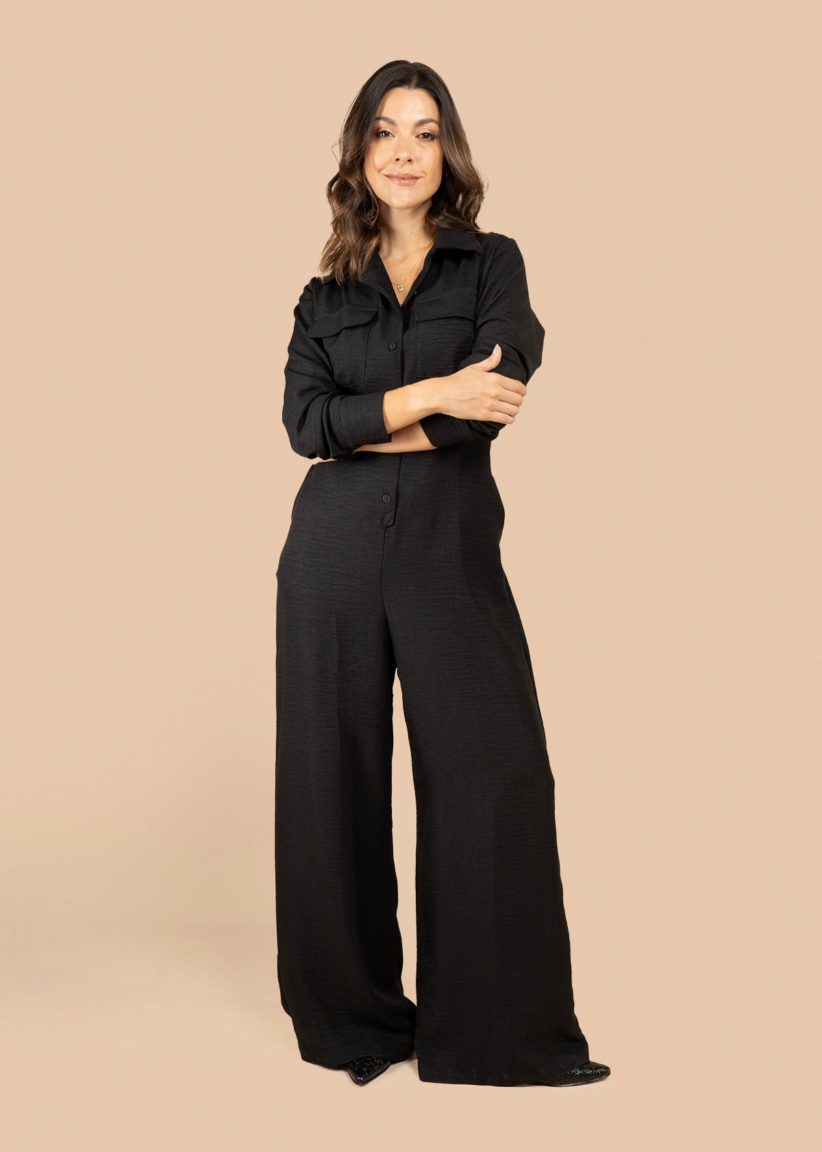 Enterizo color negro con bota ancha y bolsillos en el pecho 105800