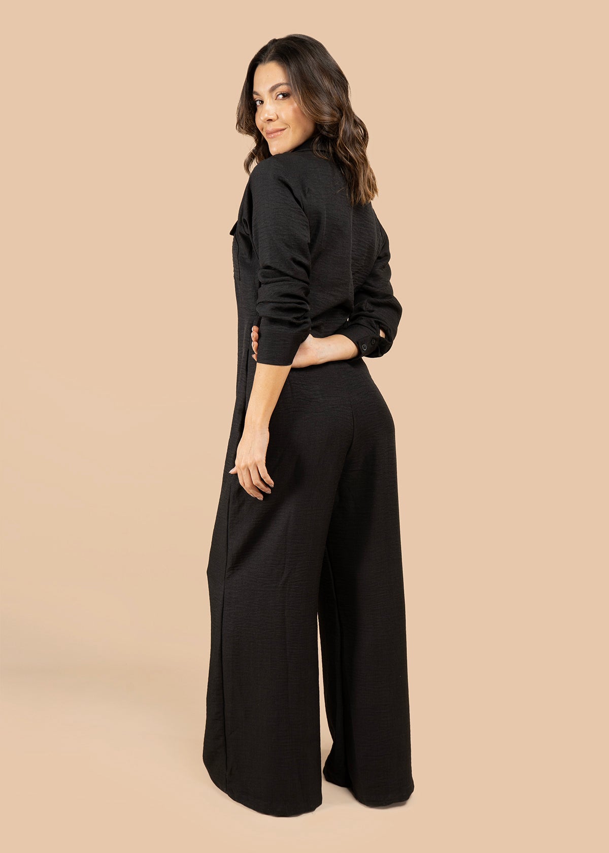 Enterizo color negro con bota ancha y bolsillos en el pecho 105800