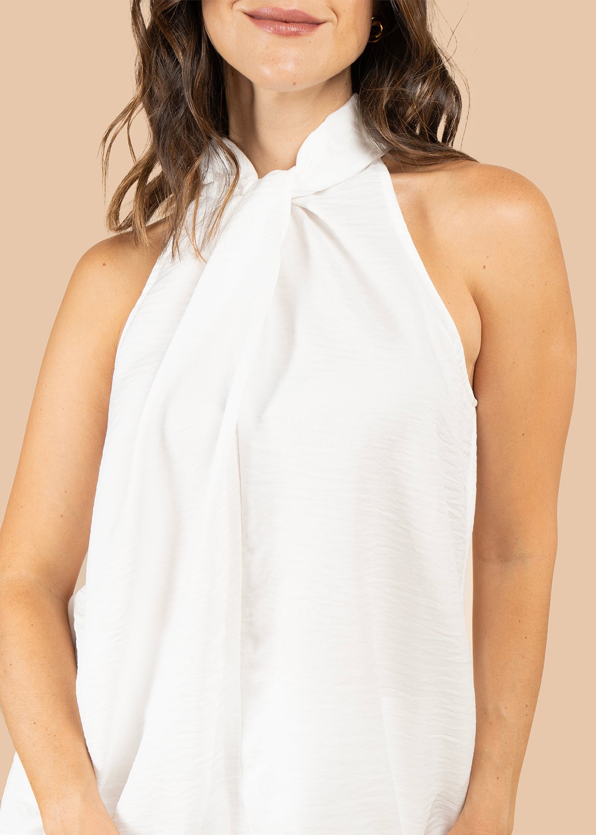 Blusa color blanco con nudo en el cuello 105801