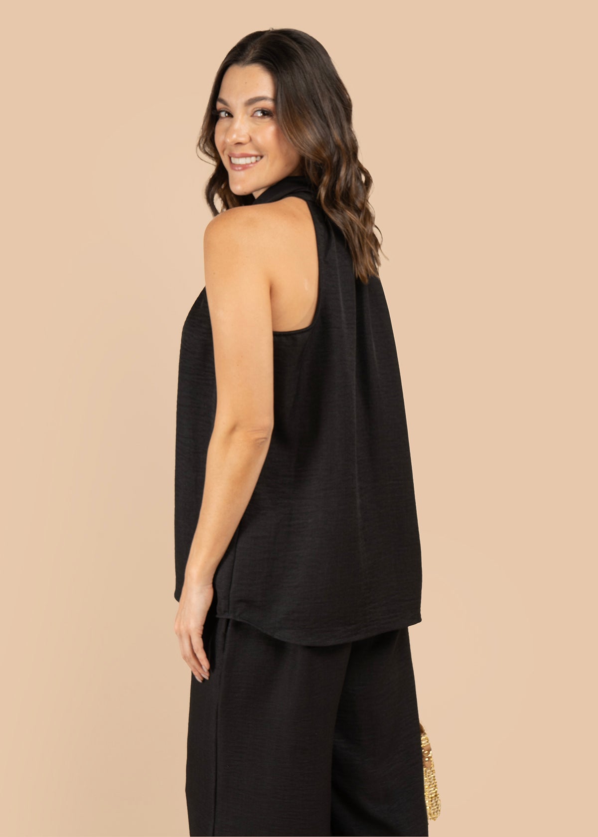 Blusa color negro con nudo en el cuello 105801