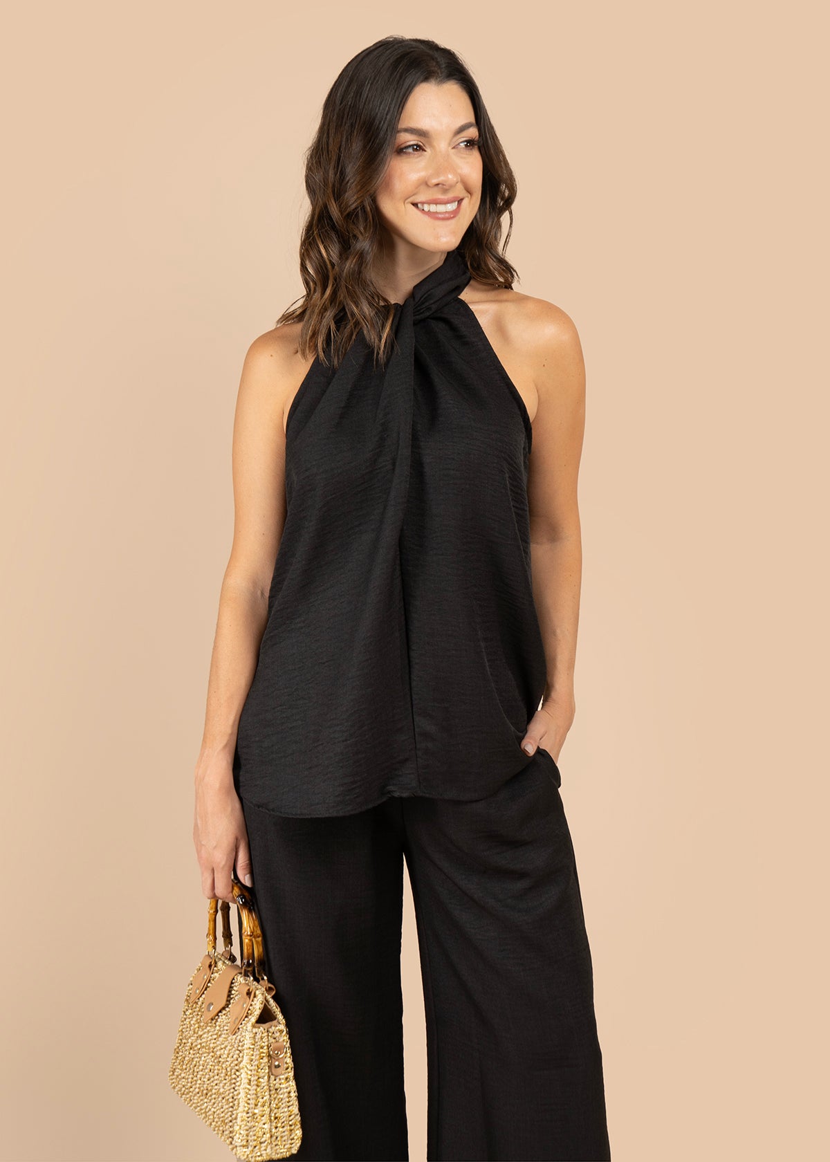 Blusa color negro con nudo en el cuello 105801