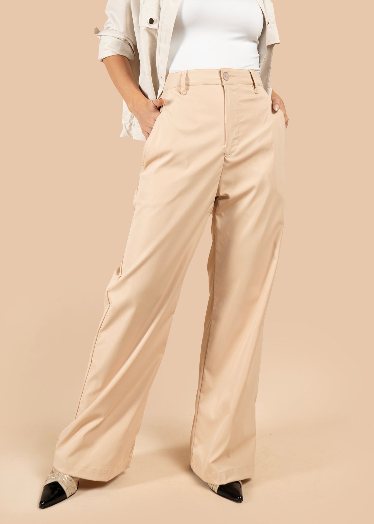 Pantalón color caqui con corte recto y cintura alta 105802