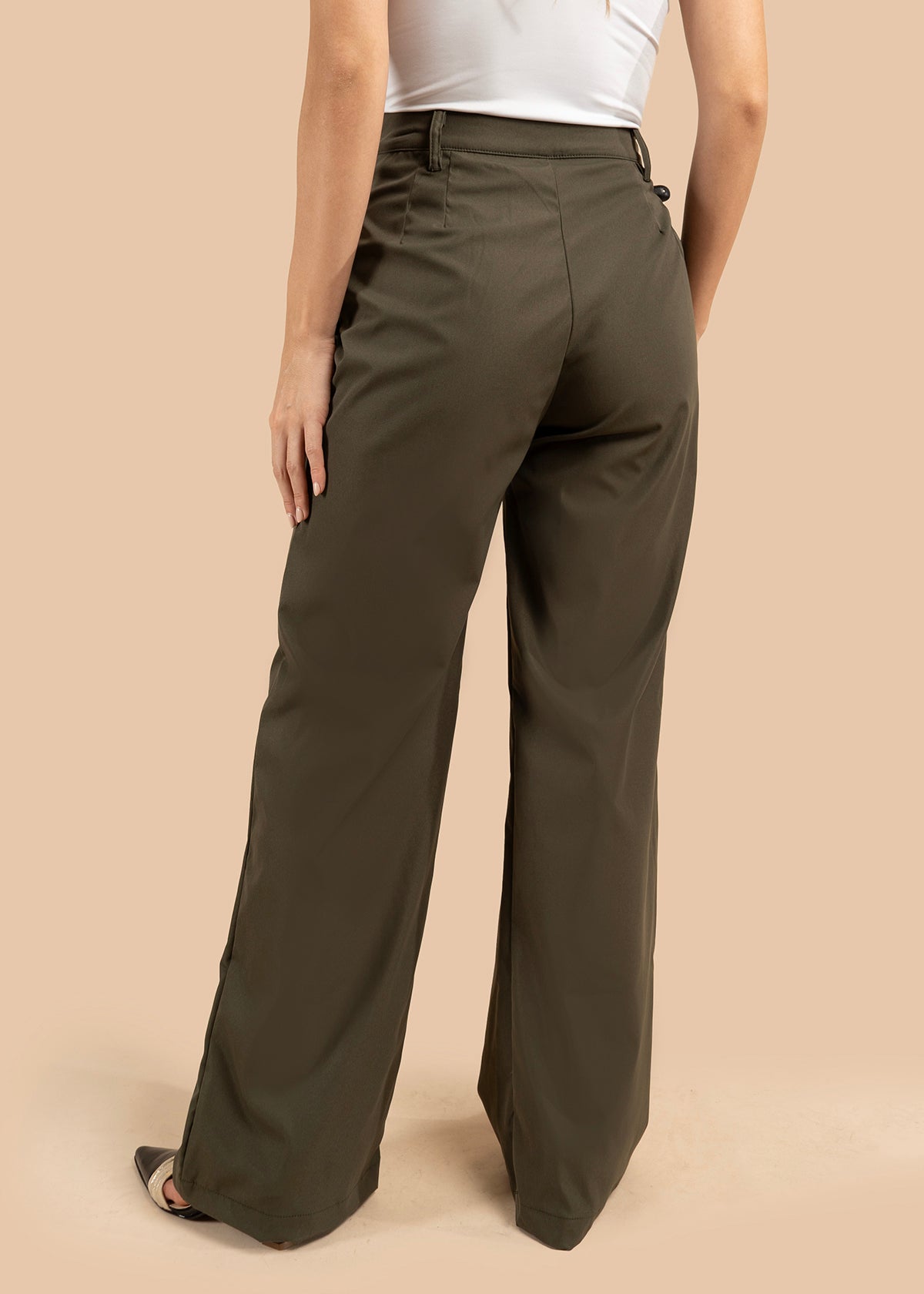 Pantalón color verde con corte recto y cintura alta 105802