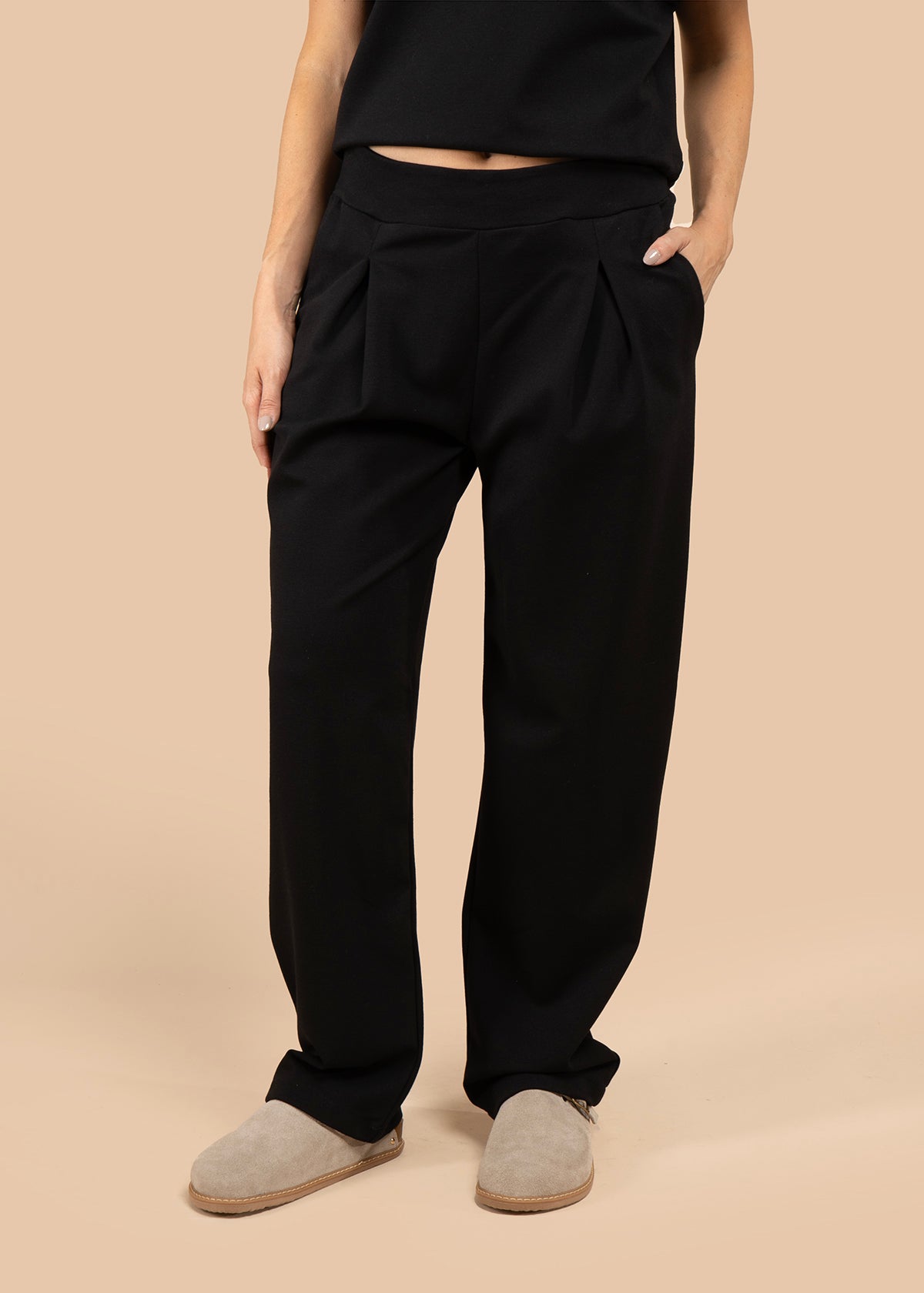 Pantalón color negro con pinzas 105803